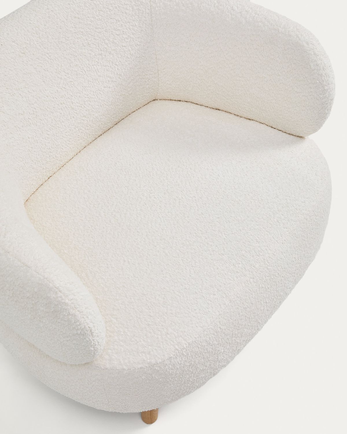 Butaca Luisa retardante de fuego borreguito crudo con patas de madera maciza de haya 90 cm