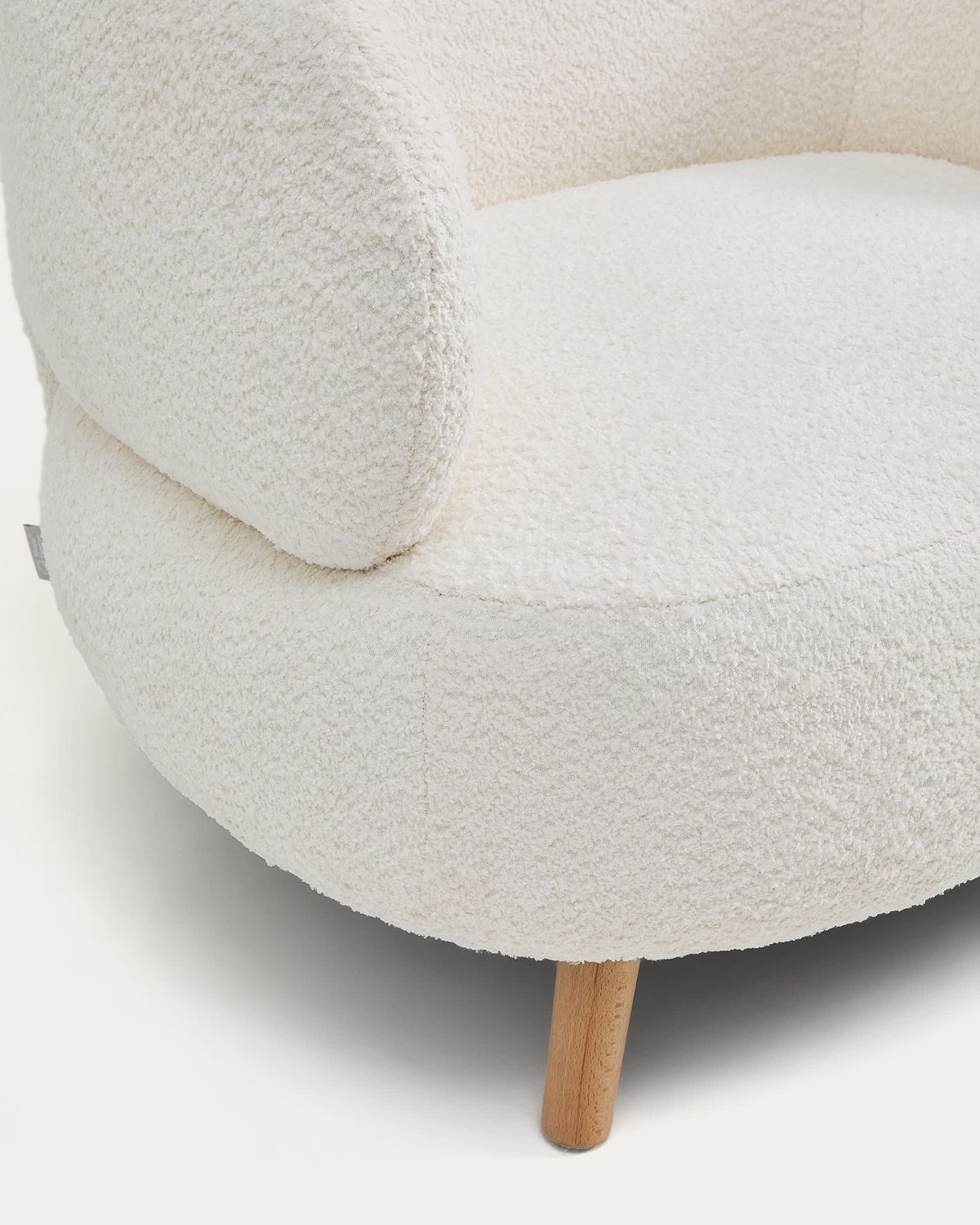 Butaca Luisa retardante de fuego borreguito crudo con patas de madera maciza de haya 90 cm