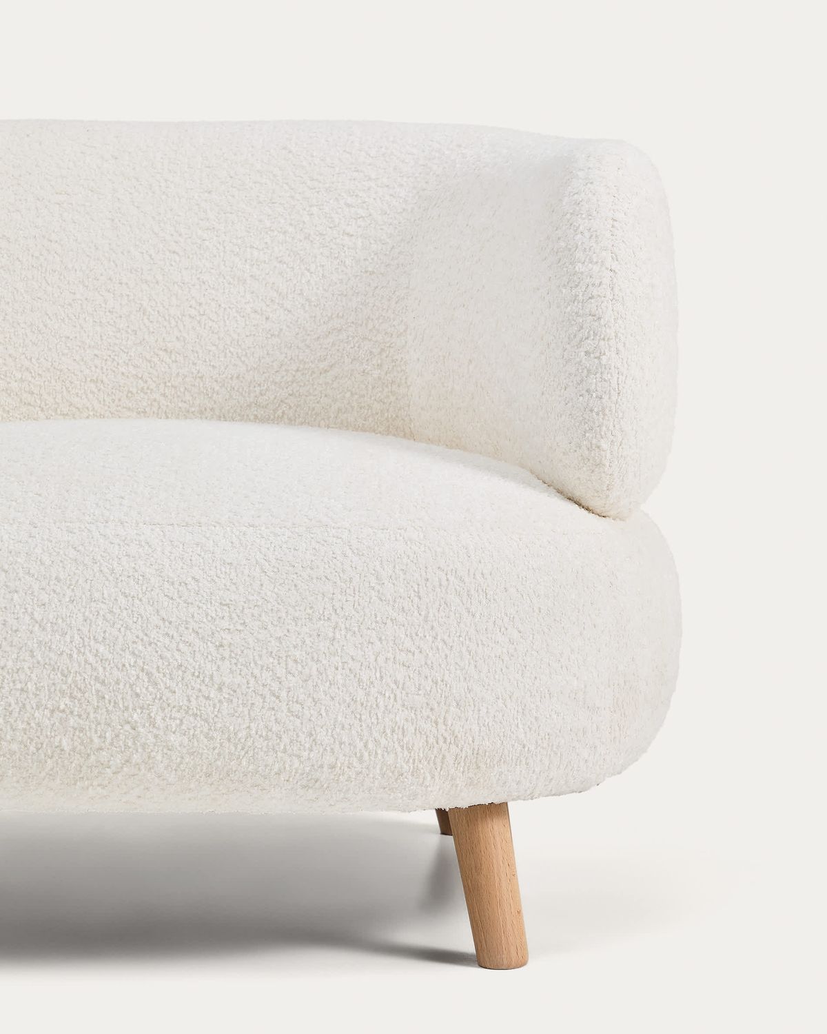 Butaca Luisa retardante de fuego borreguito crudo con patas de madera maciza de haya 90 cm