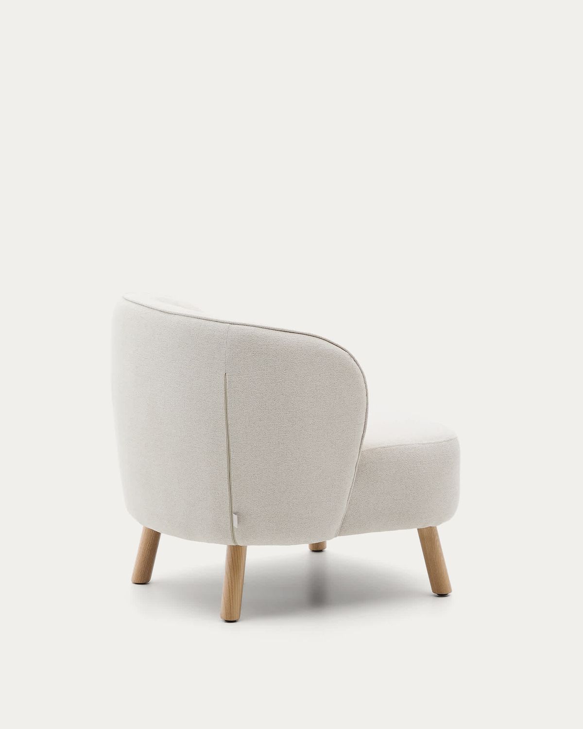 Butaca Ulit de chenilla beige y patas de madera maciza de fresno acabado natural