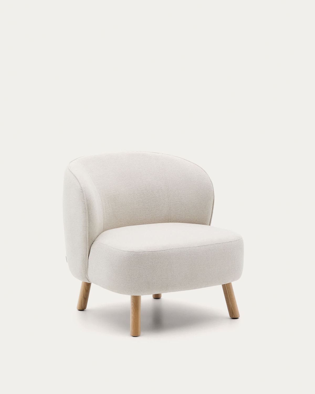 Butaca Ulit de chenilla beige y patas de madera maciza de fresno acabado natural