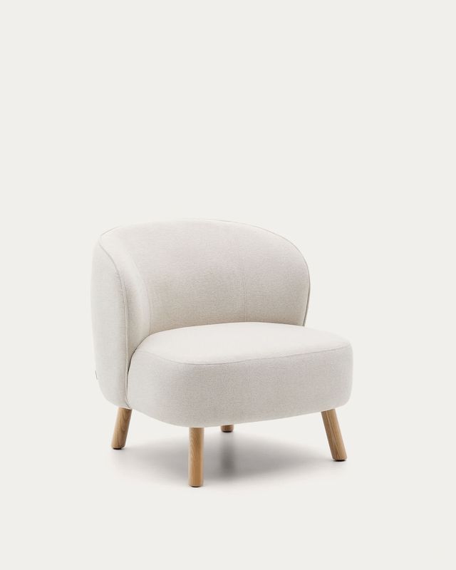 Butaca Ulit de chenilla beige y patas de madera maciza de fresno acabado natural