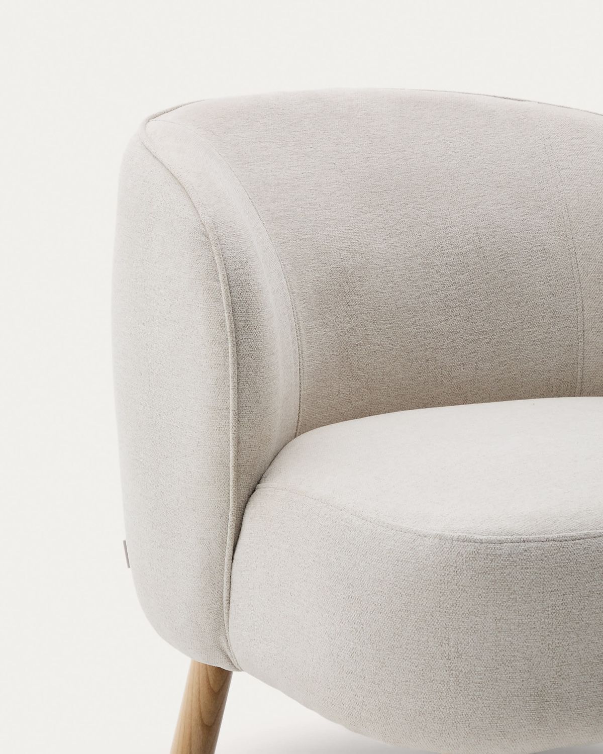 Butaca Ulit de chenilla beige y patas de madera maciza de fresno acabado natural