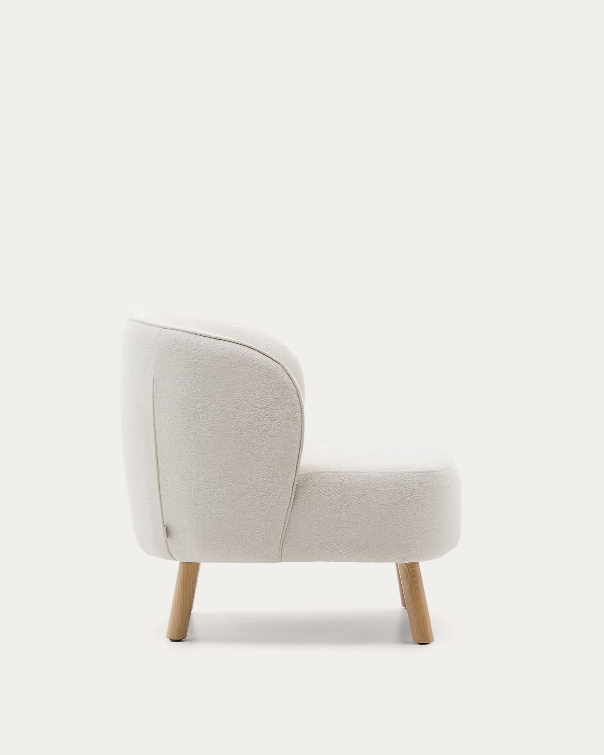 Butaca Ulit de chenilla beige y patas de madera maciza de fresno acabado natural