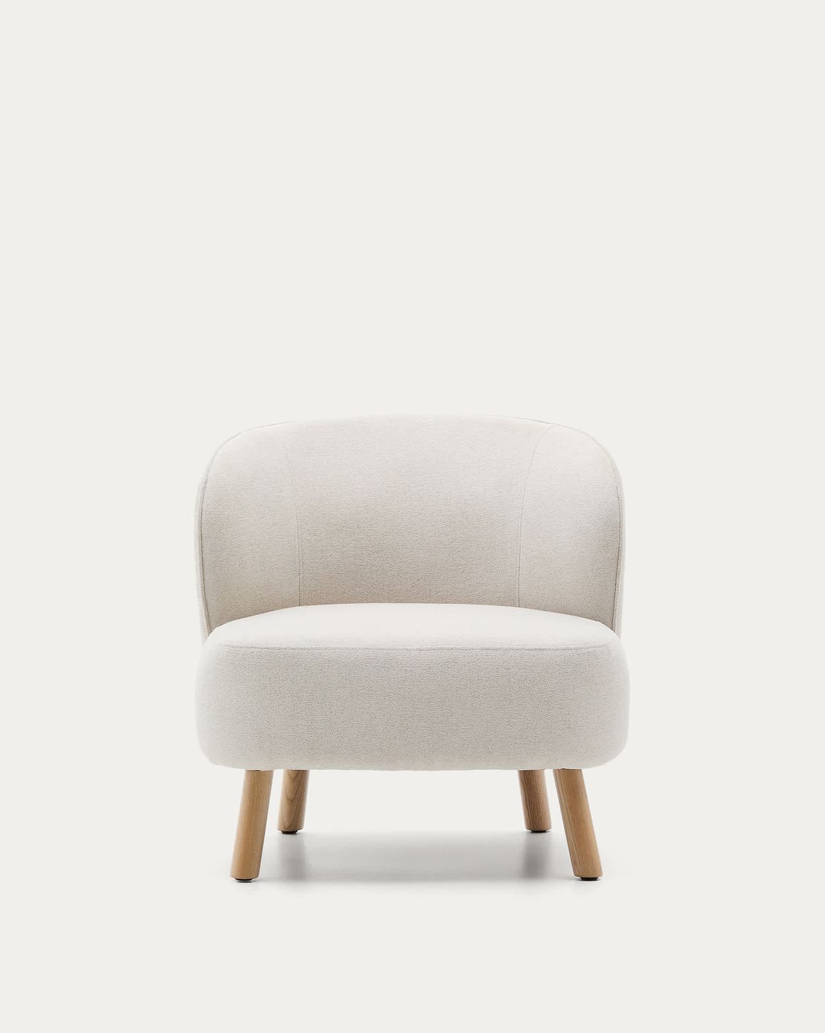 Butaca Ulit de chenilla beige y patas de madera maciza de fresno acabado natural