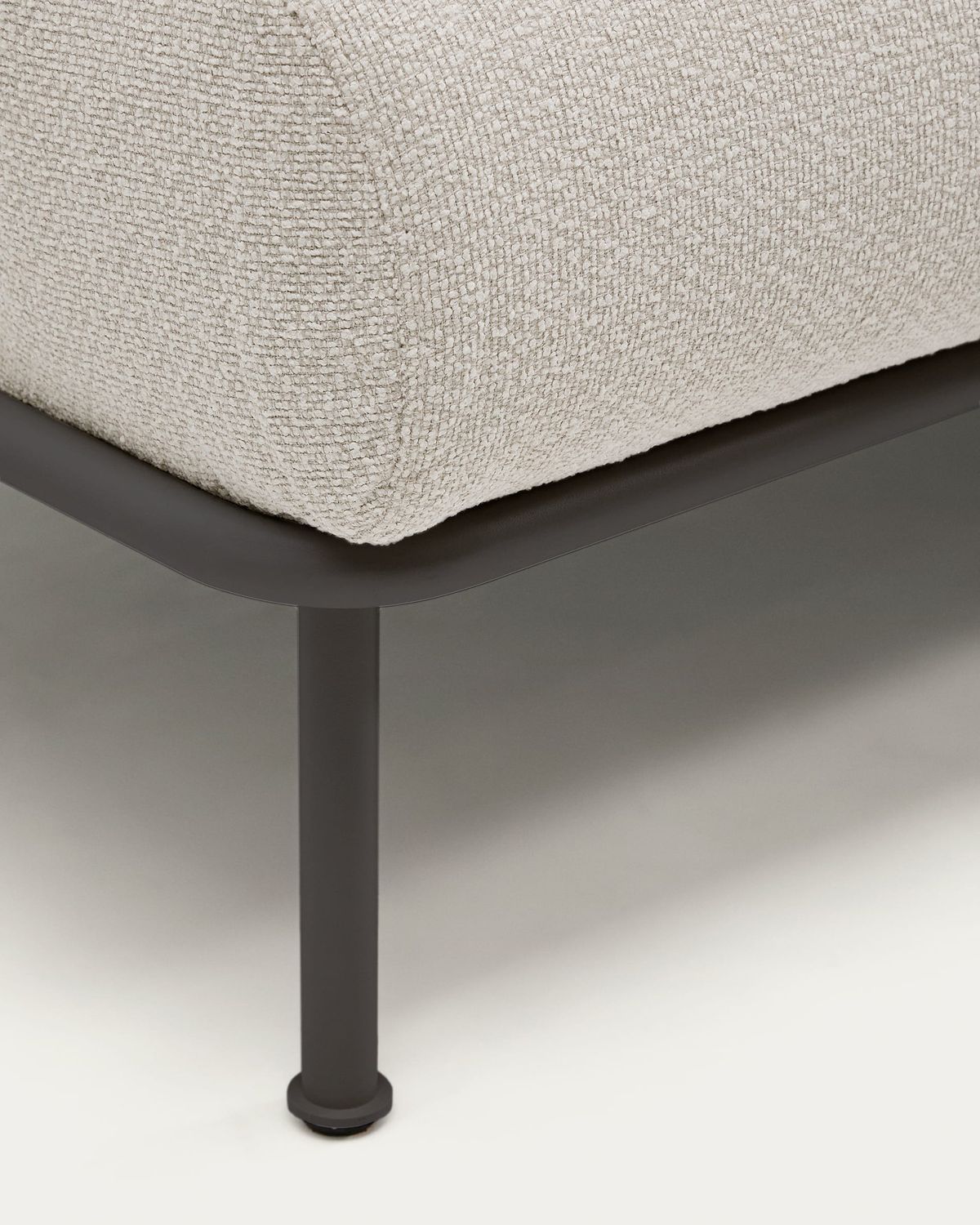Sofá Aurum 2 plazas chenilla crudo con cabecero reclinable y base de metal gris mate 214 cm FSC Mix Credit