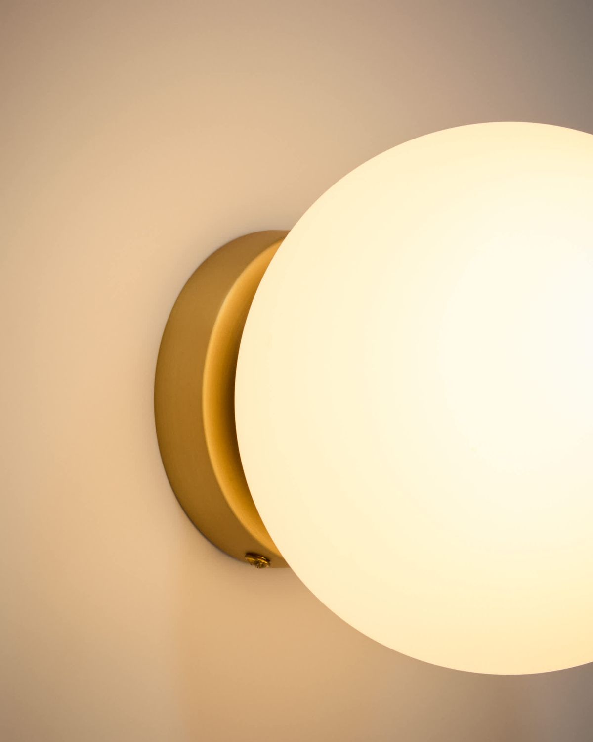 Aplique de pared Brisia de metal con acabado latón cepillado y 1 bola de cristal glaseado Ø15 cm