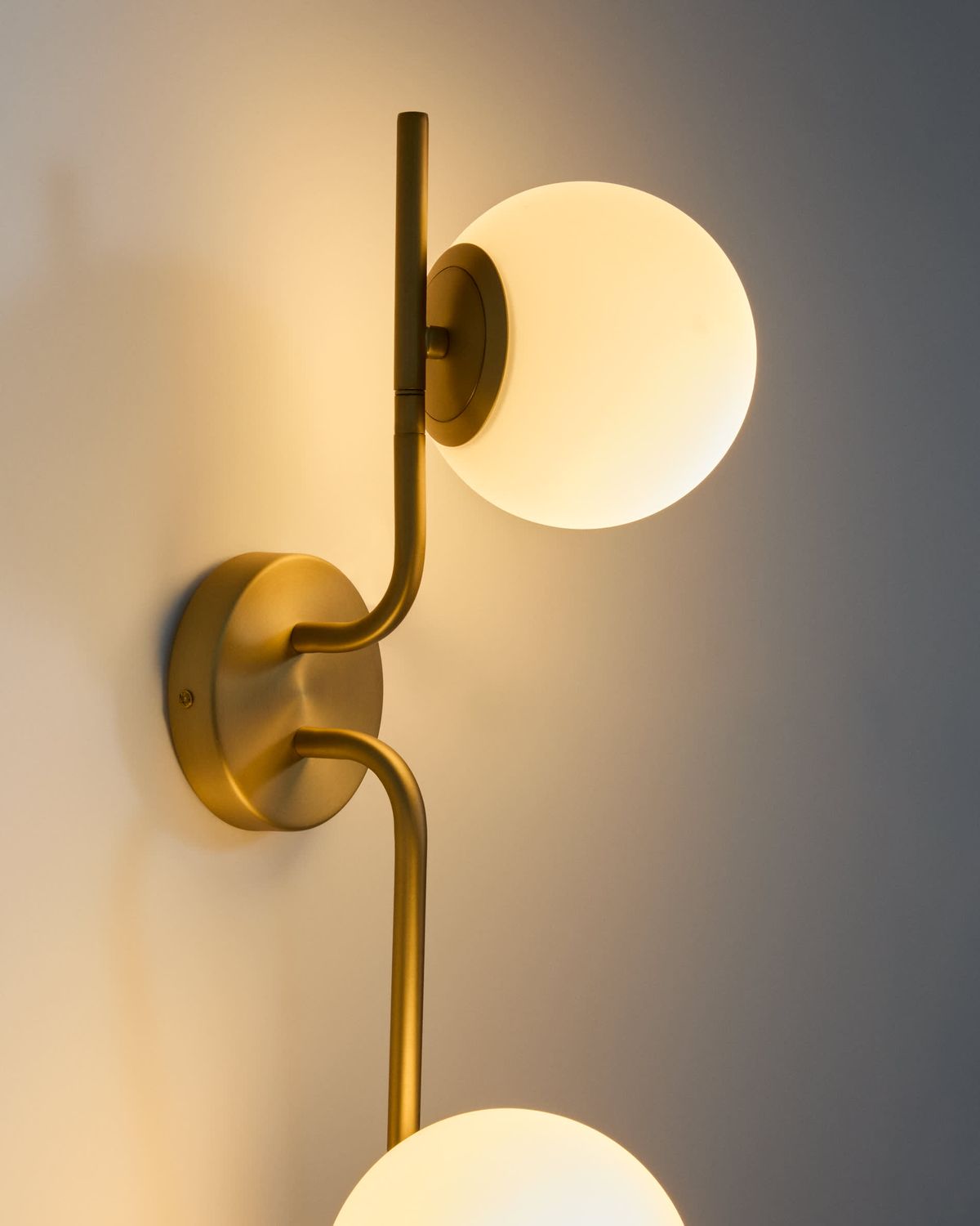 Aplique de pared Brisia de metal con acabado latón cepillado y 2 bolas de cristal glaseado Ø15 cm