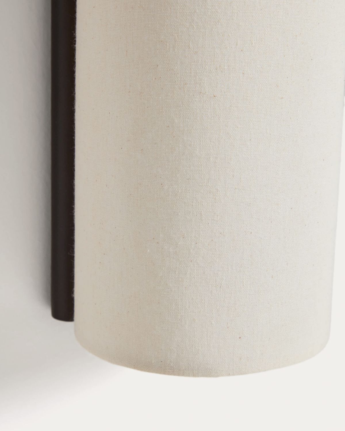 Aplique de pared Umbran de madera de caucho marrón oscuro y lino beige
