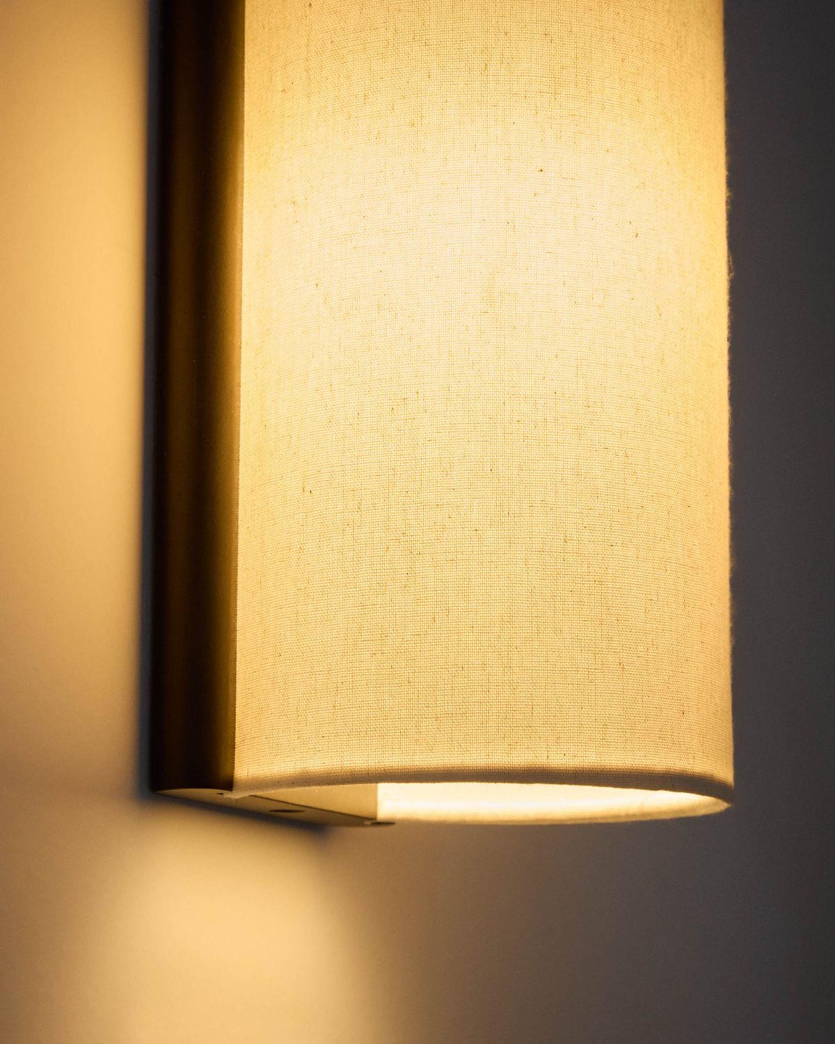 Aplique de pared Umbran de madera de caucho marrón oscuro y lino beige