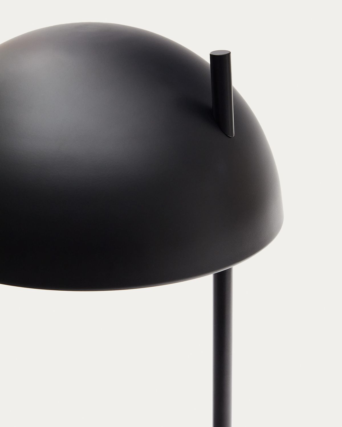 Lámpara de mesa Catlar de madera de fresno y metal con acabado pintado negro