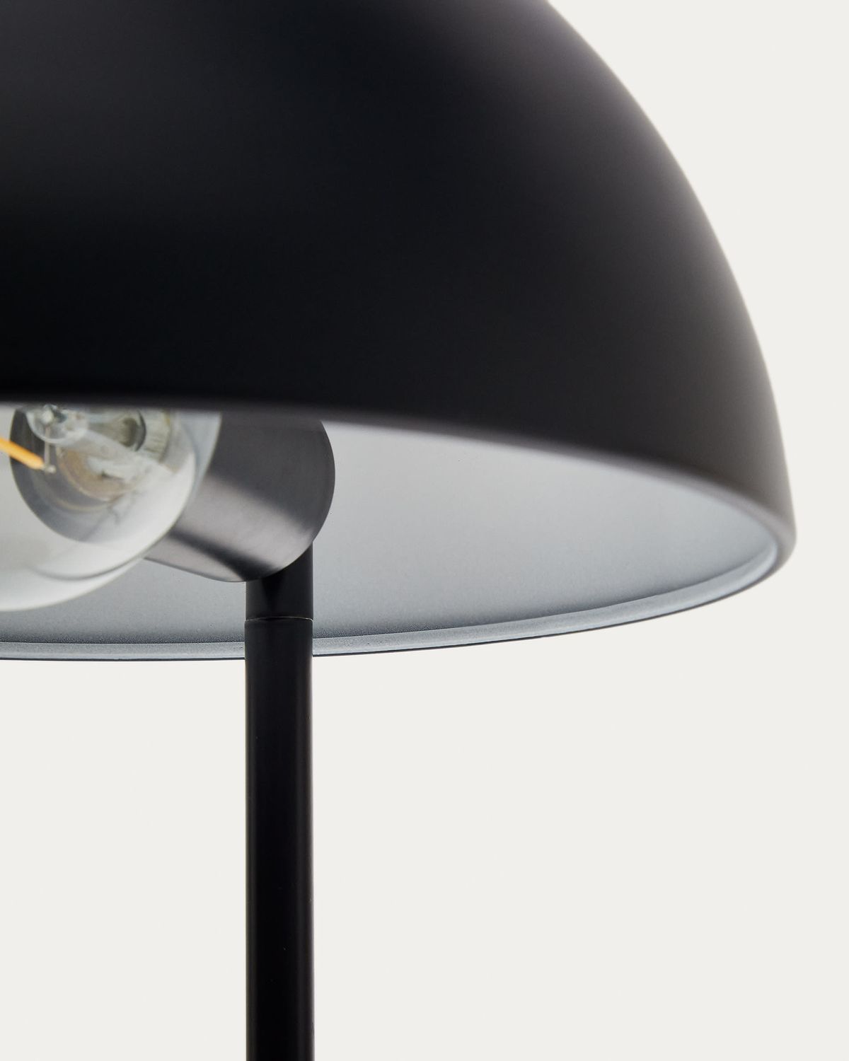 Lámpara de mesa Catlar de madera de fresno y metal con acabado pintado negro