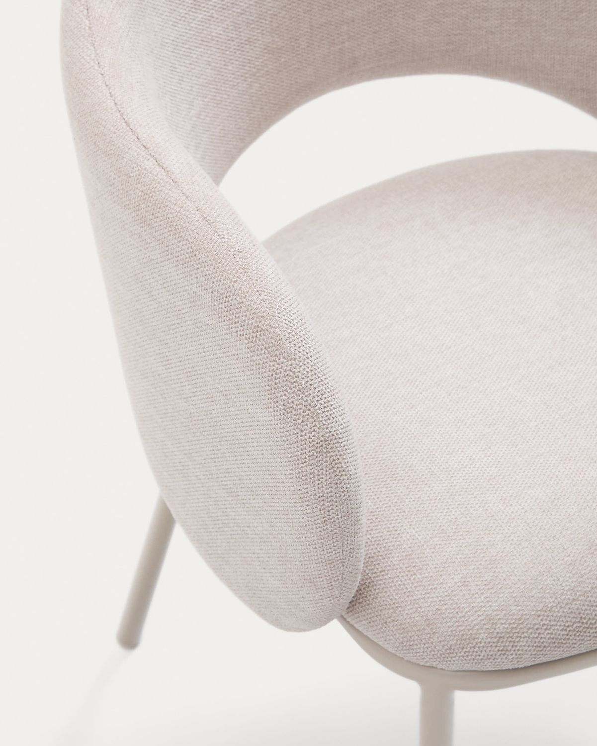 Silla Maina de chenilla beige y patas de acero con acabado beige FSC Mix Credit