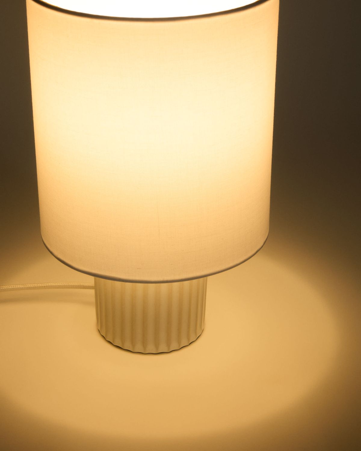 Lámpara de mesa Eshe de cerámica con acabado blanco