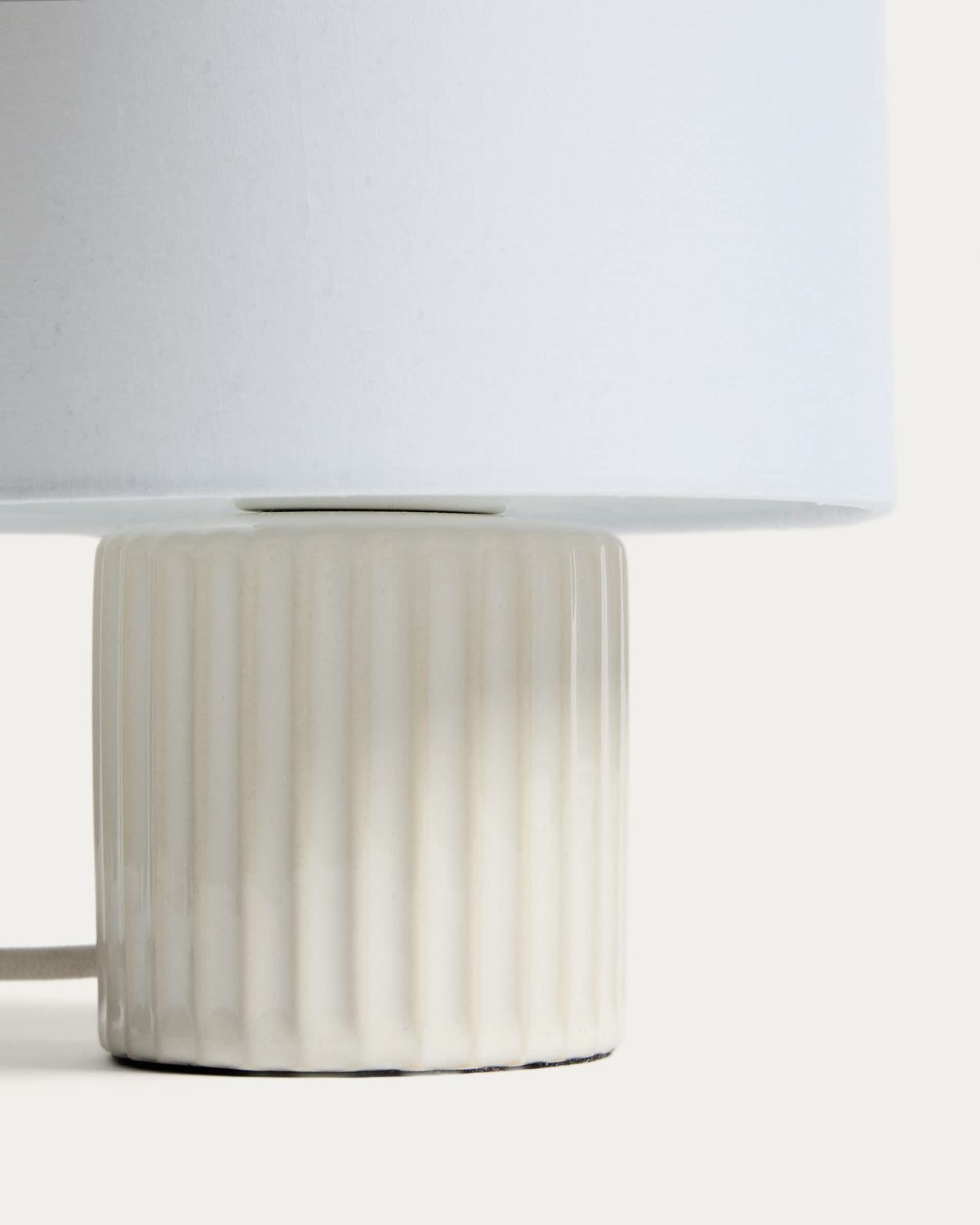 Lámpara de mesa Eshe de cerámica con acabado blanco
