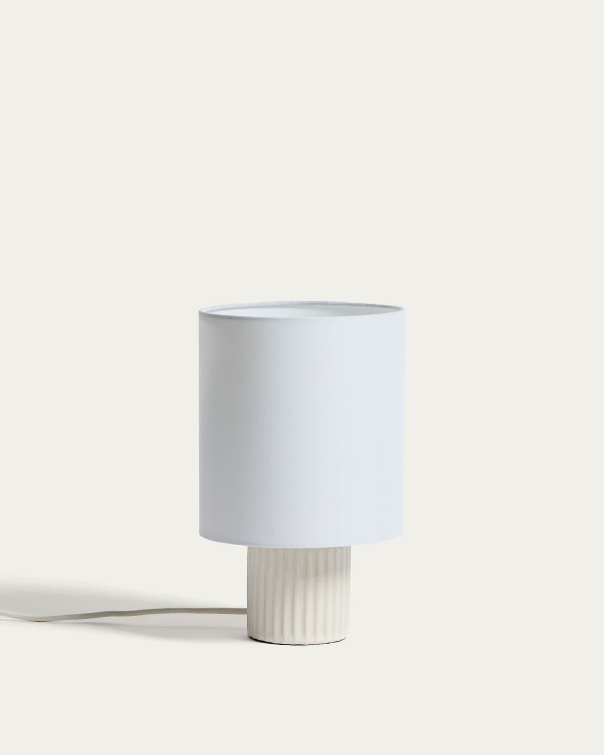 Lámpara de mesa Eshe de cerámica con acabado blanco