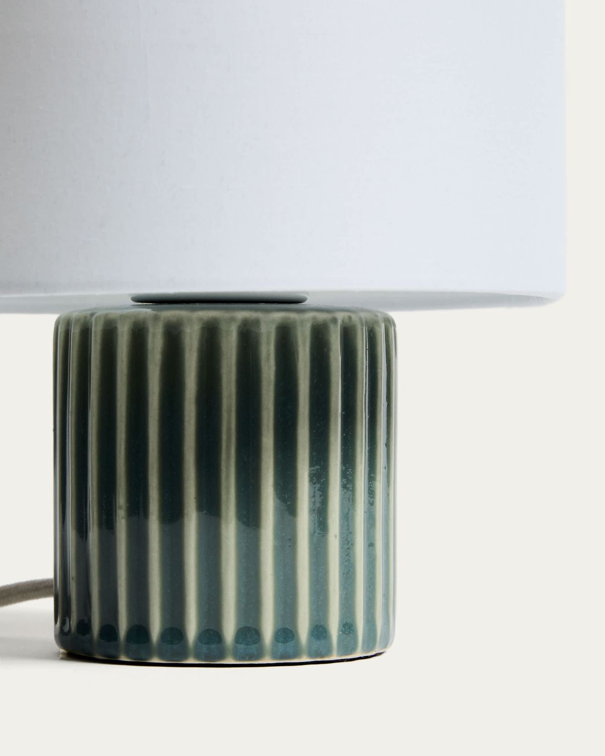 Lámpara de mesa Eshe de cerámica con acabado verde y blanco