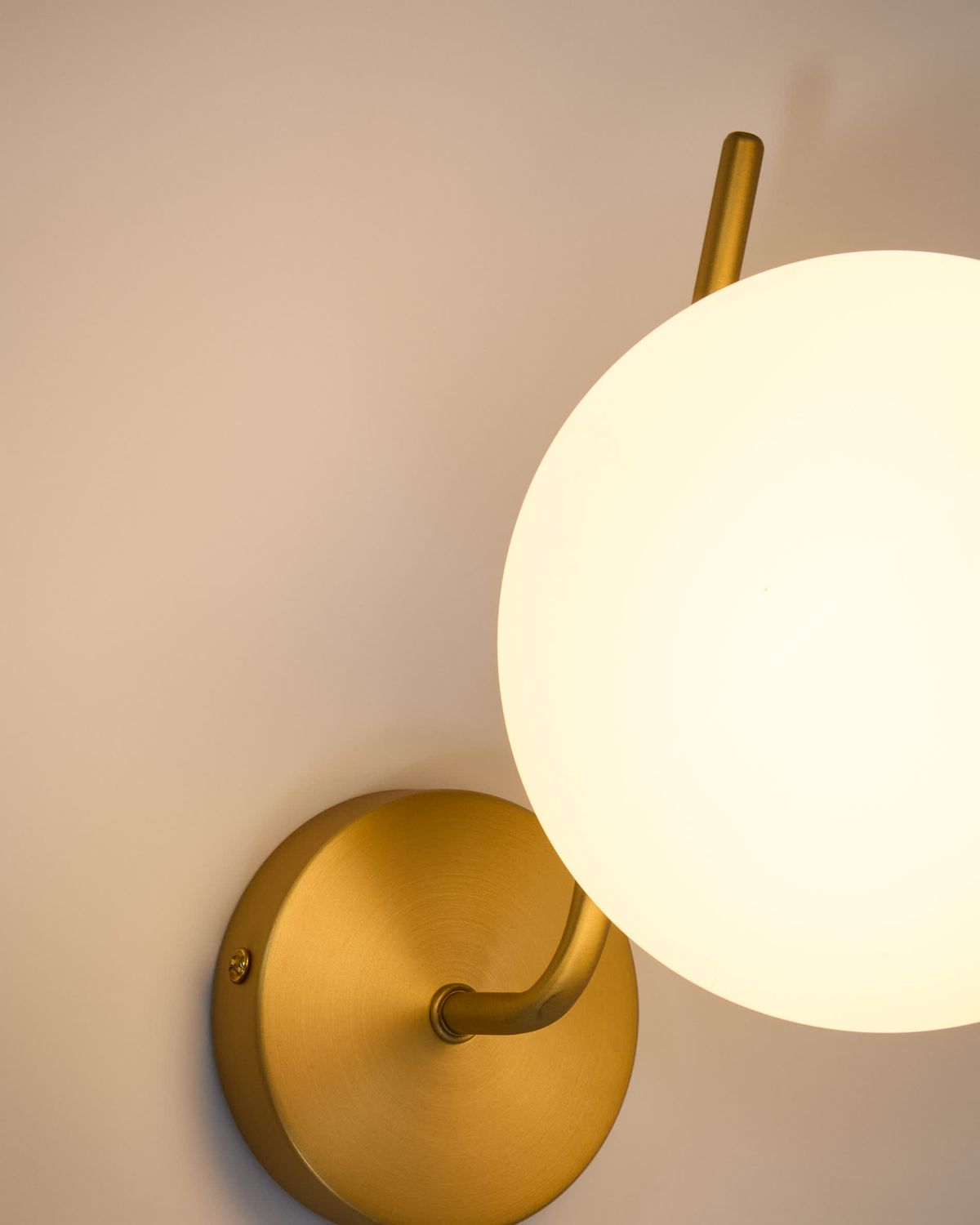 Aplique de pared Brisia de metal con acabado latón cepillado con brazos y 1 bola de cristal glaseado Ø15 cm