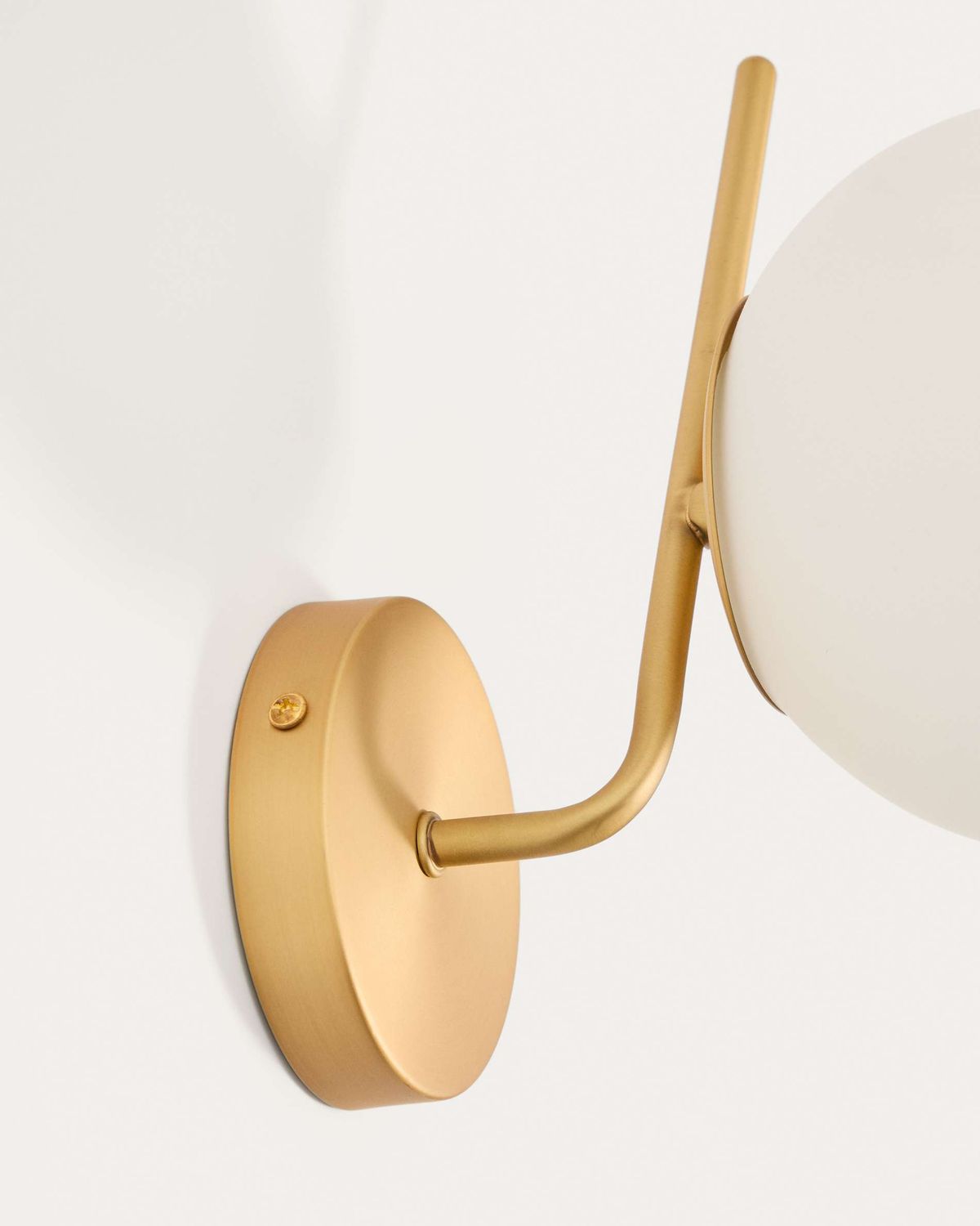 Aplique de pared Brisia de metal con acabado latón cepillado con brazos y 1 bola de cristal glaseado Ø15 cm