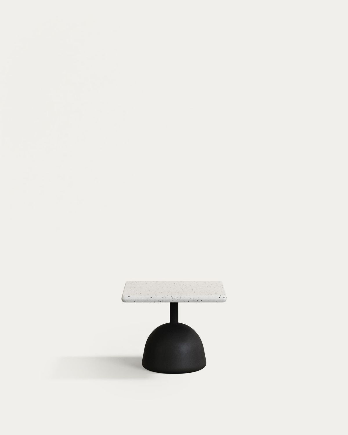 Mesa de centro Saura con sobre de terrazo blanco y pie de cemento negro 44x44x35cm