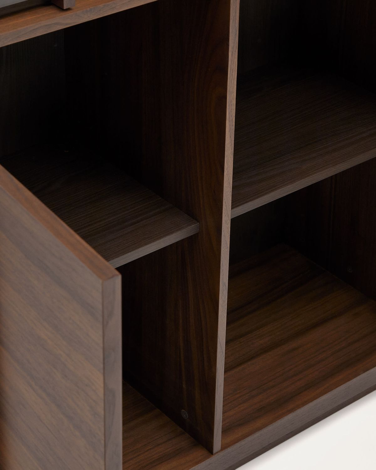 Vitrina Onix madera maciza nogal y chapa de nogal acabado oscuro 100x170 cm FSC Mix Credit