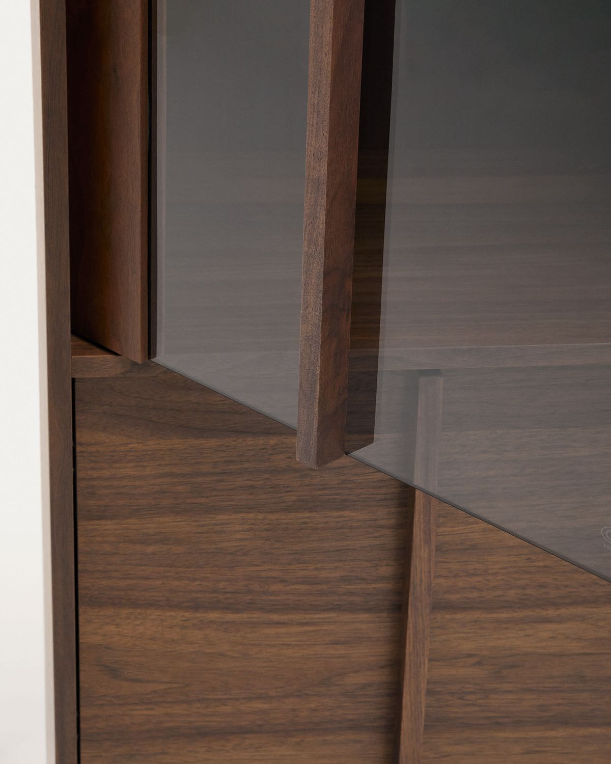 Vitrina Onix madera maciza nogal y chapa de nogal acabado oscuro 100x170 cm FSC Mix Credit