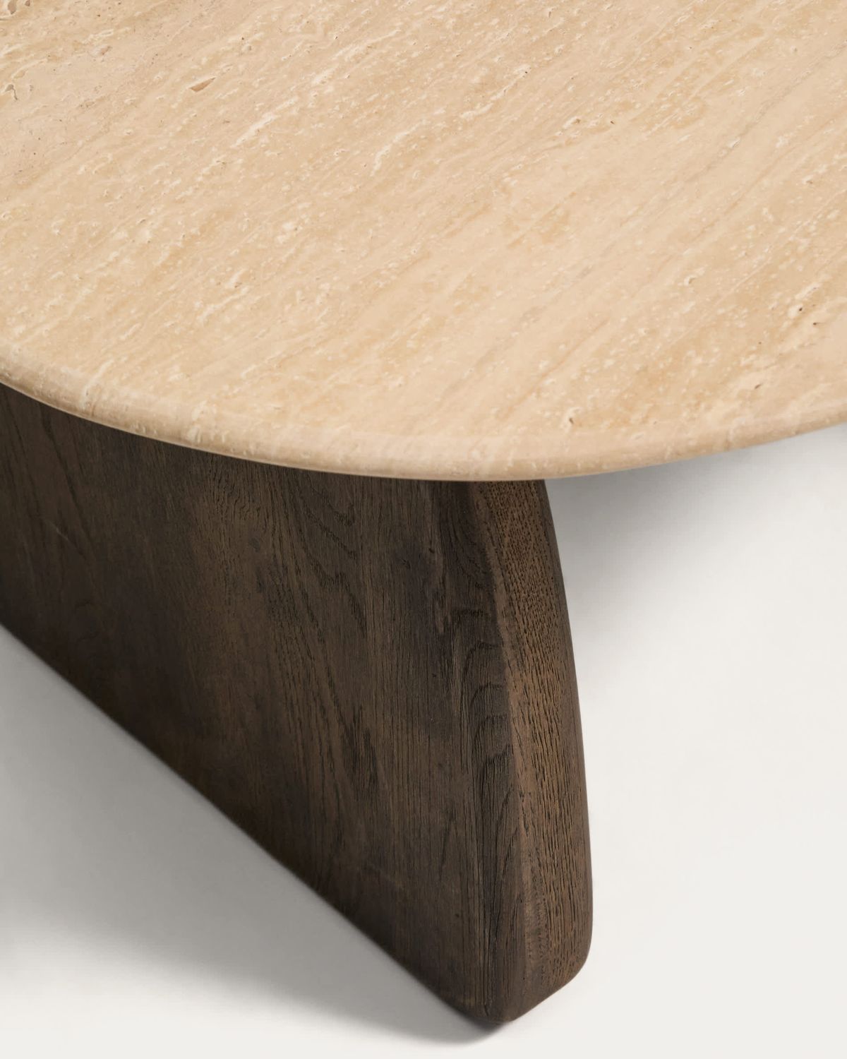 Mesa auxiliar Pirita de travertino beige y patas de madera maciza de roble acabado oscuro 71 x 70 cm FSC 100%