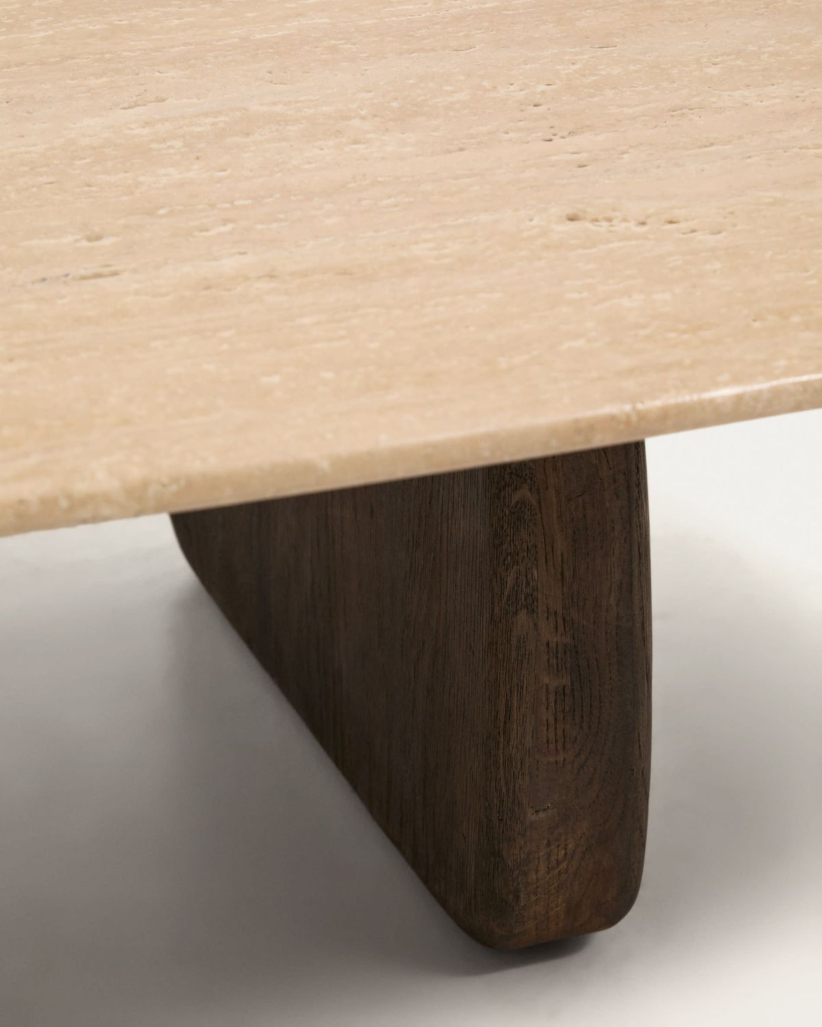 Mesa auxiliar Pirita de travertino beige y patas de madera maciza de roble acabado oscuro 71 x 70 cm FSC 100%