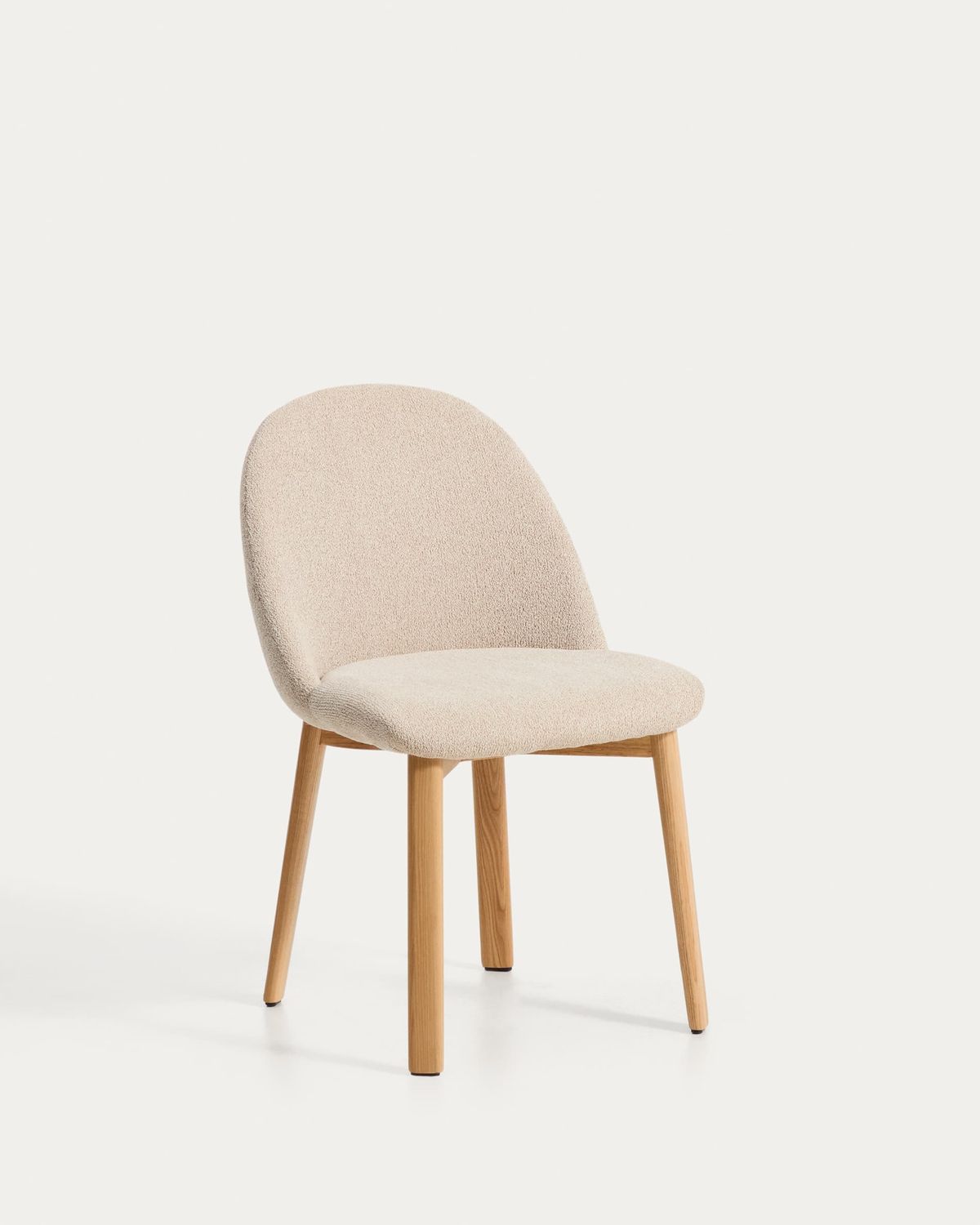 Silla Meila de chenilla beige y patas de madera maciza de fresno con acabado tono natural