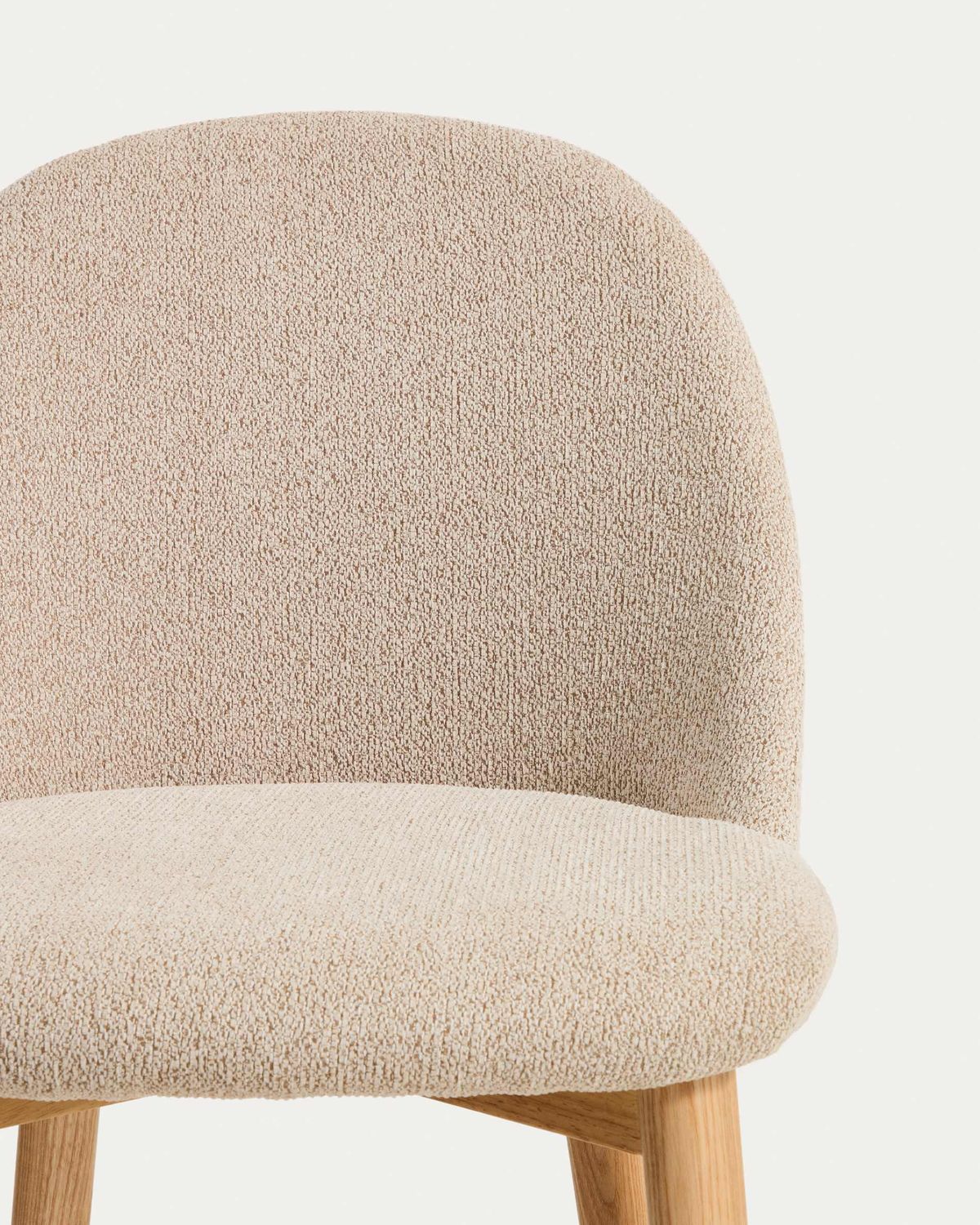 Silla Meila de chenilla beige y patas de madera maciza de fresno con acabado tono natural