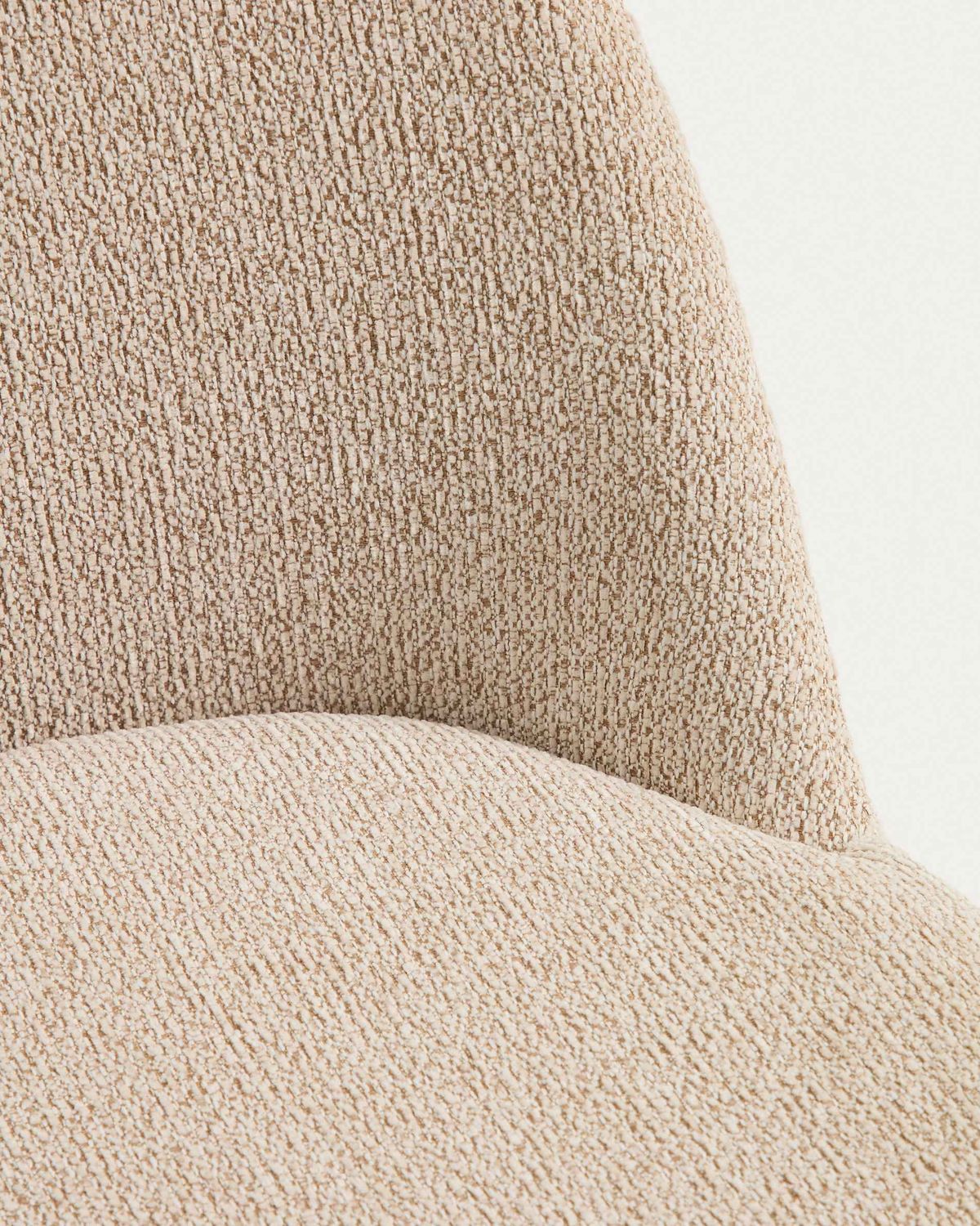 Silla Meila de chenilla beige y patas de madera maciza de fresno con acabado tono natural