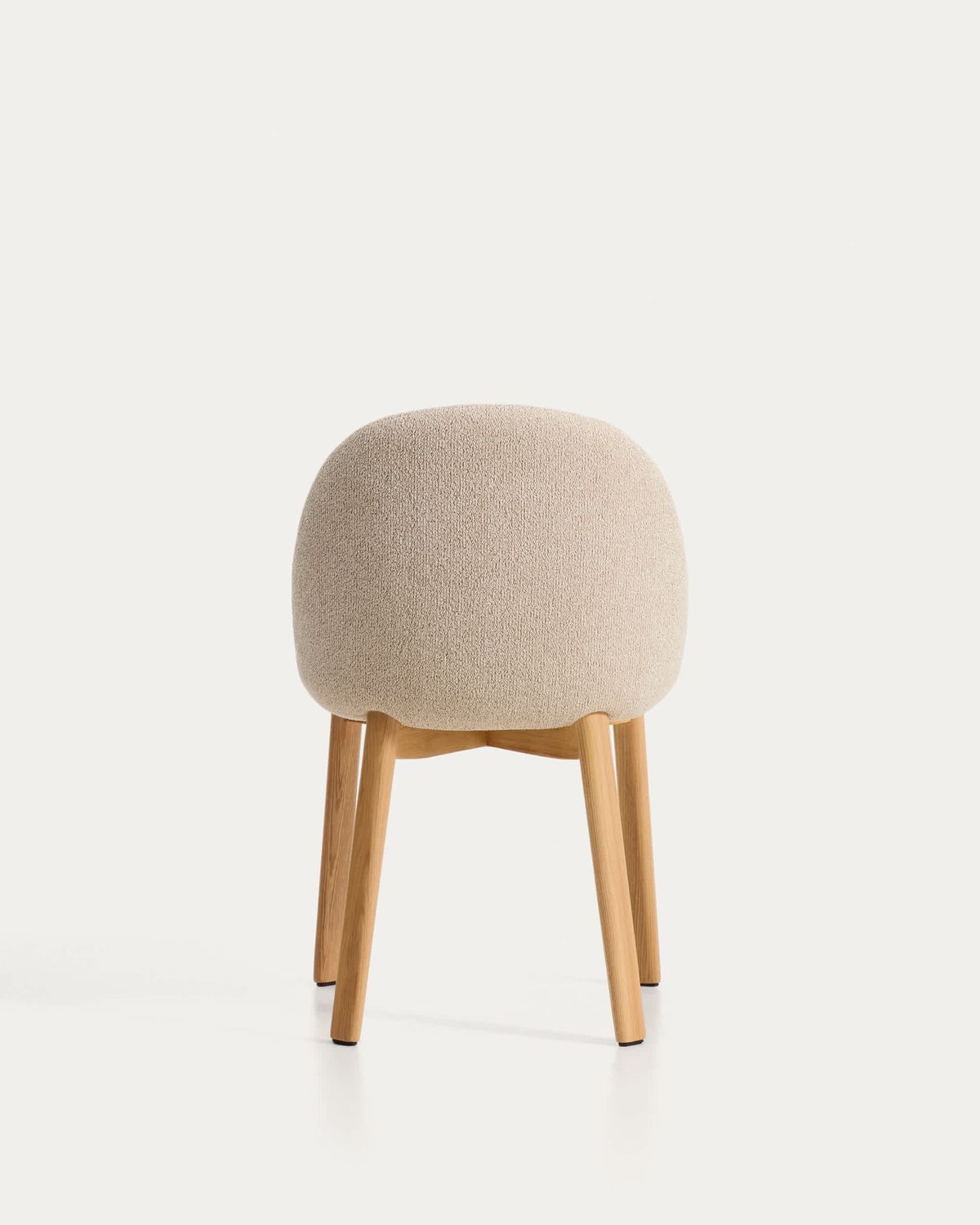 Silla Meila de chenilla beige y patas de madera maciza de fresno con acabado tono natural