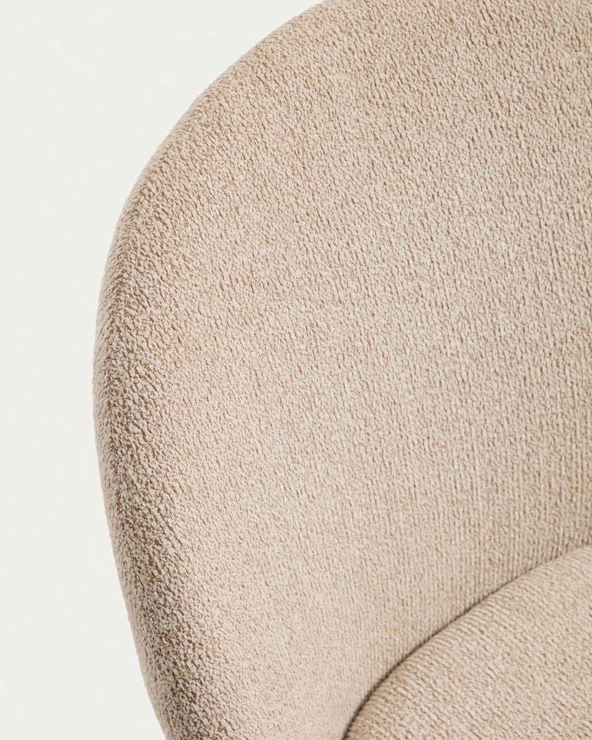 Silla Meila de chenilla beige y patas de madera maciza de fresno con acabado tono natural