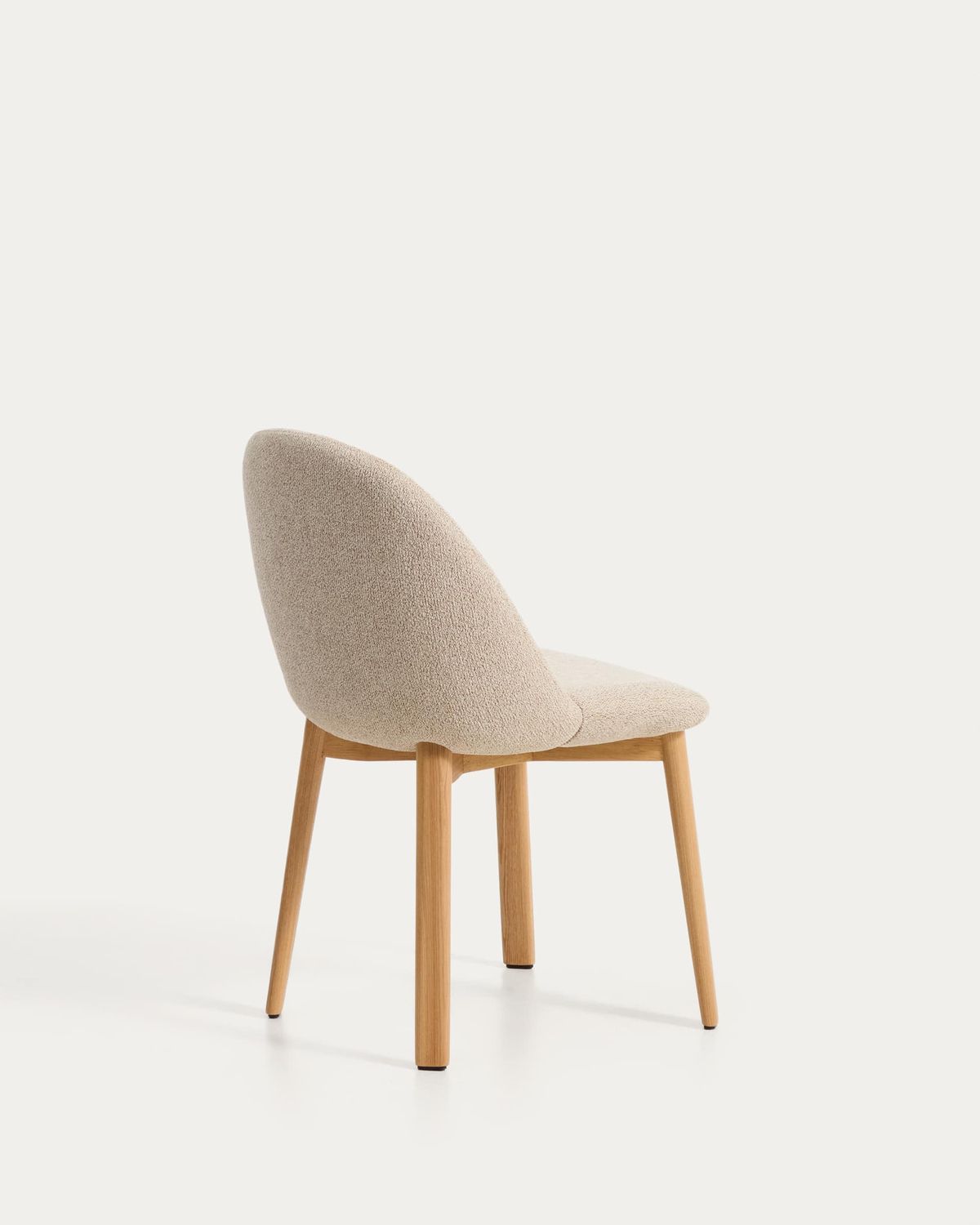 Silla Meila de chenilla beige y patas de madera maciza de fresno con acabado tono natural