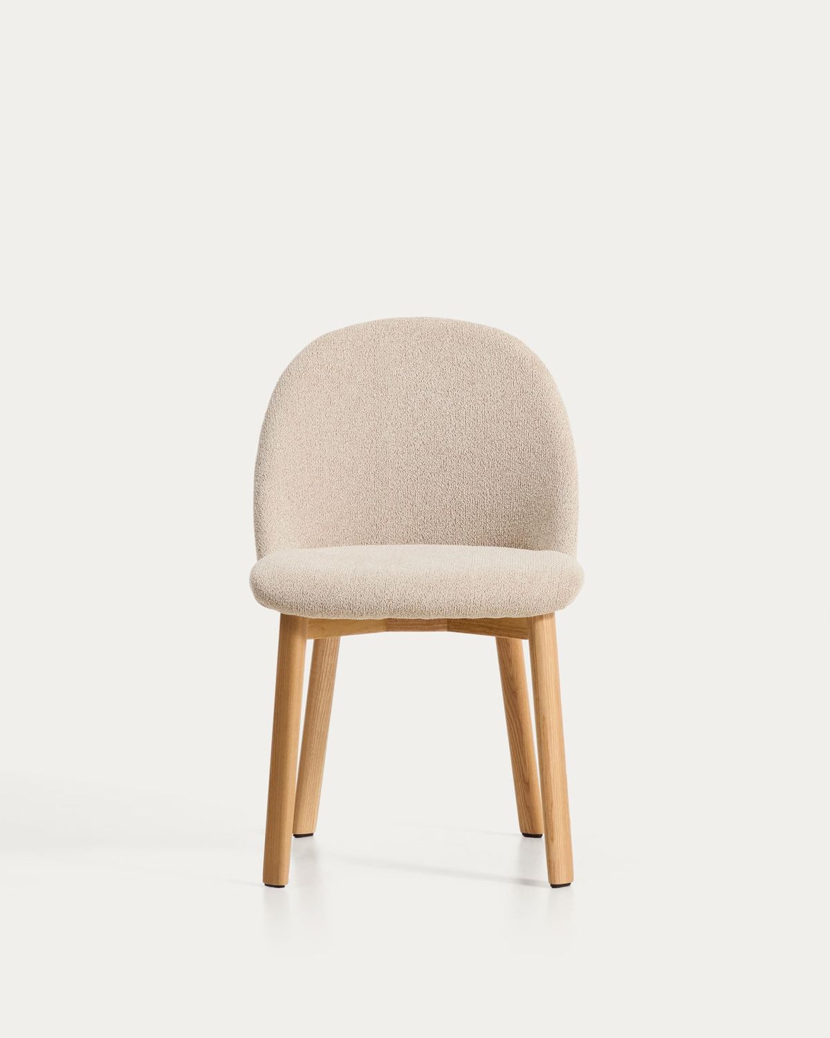 Silla Meila de chenilla beige y patas de madera maciza de fresno con acabado tono natural