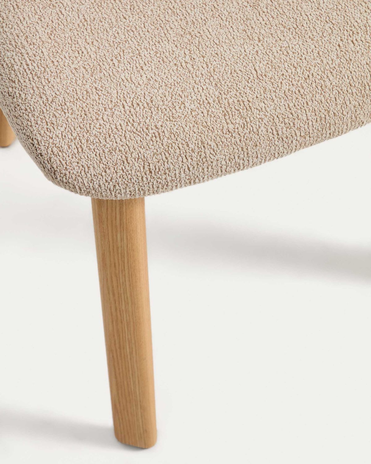 Silla Meila de chenilla beige y patas de madera maciza de fresno con acabado tono natural