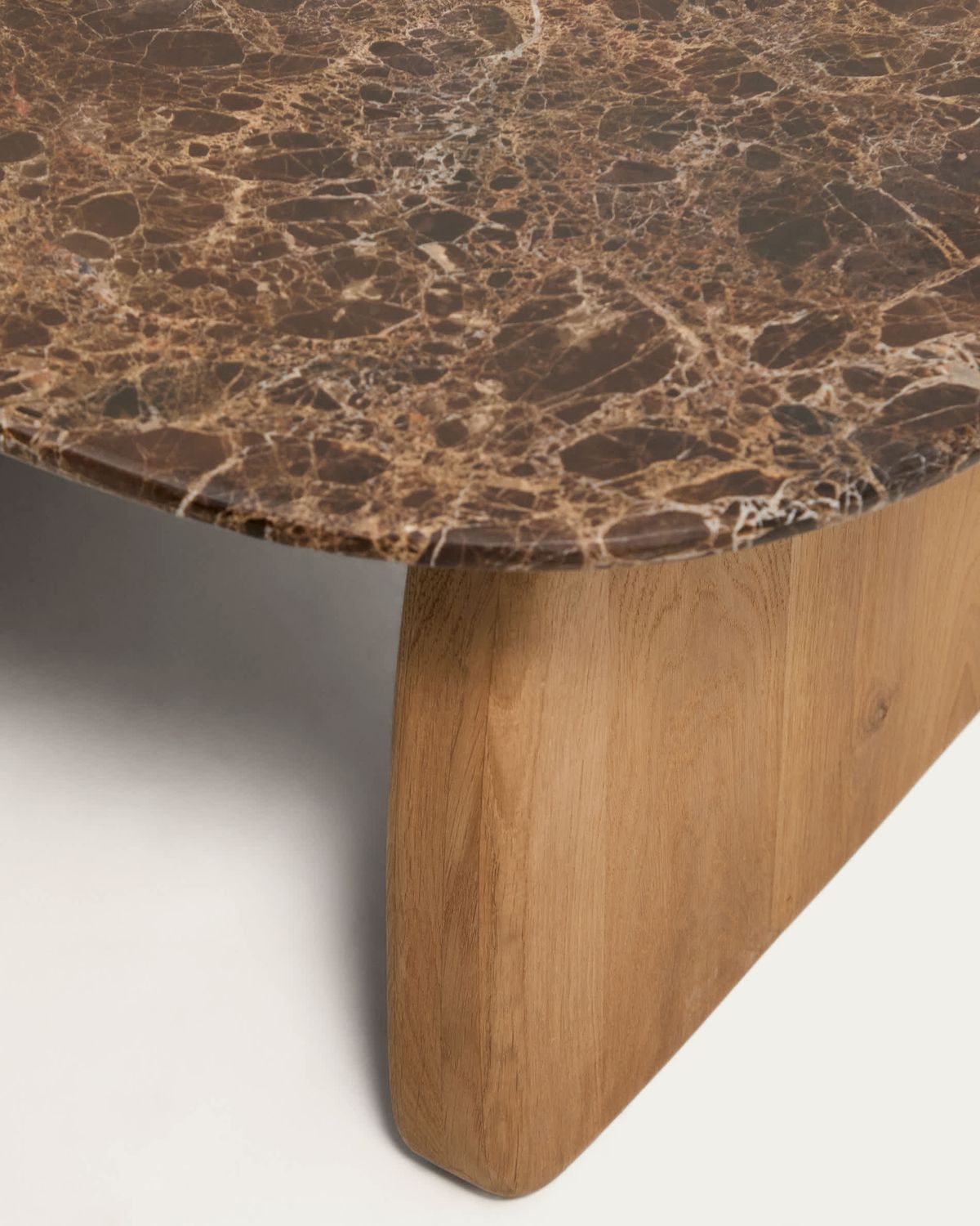 Mesa auxiliar Pirita de mármol marrón y patas de madera maciza de roble acabado tono natural 71 x 70 cm FSC 100%