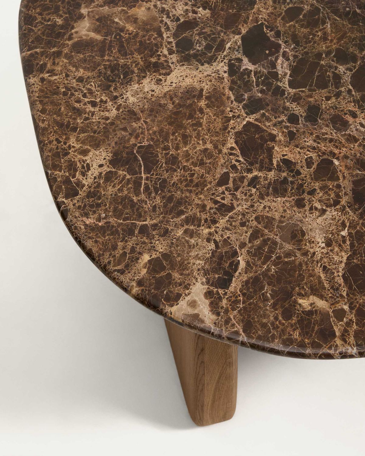 Mesa auxiliar Pirita de mármol marrón y patas de madera maciza de roble acabado tono natural 71 x 70 cm FSC 100%