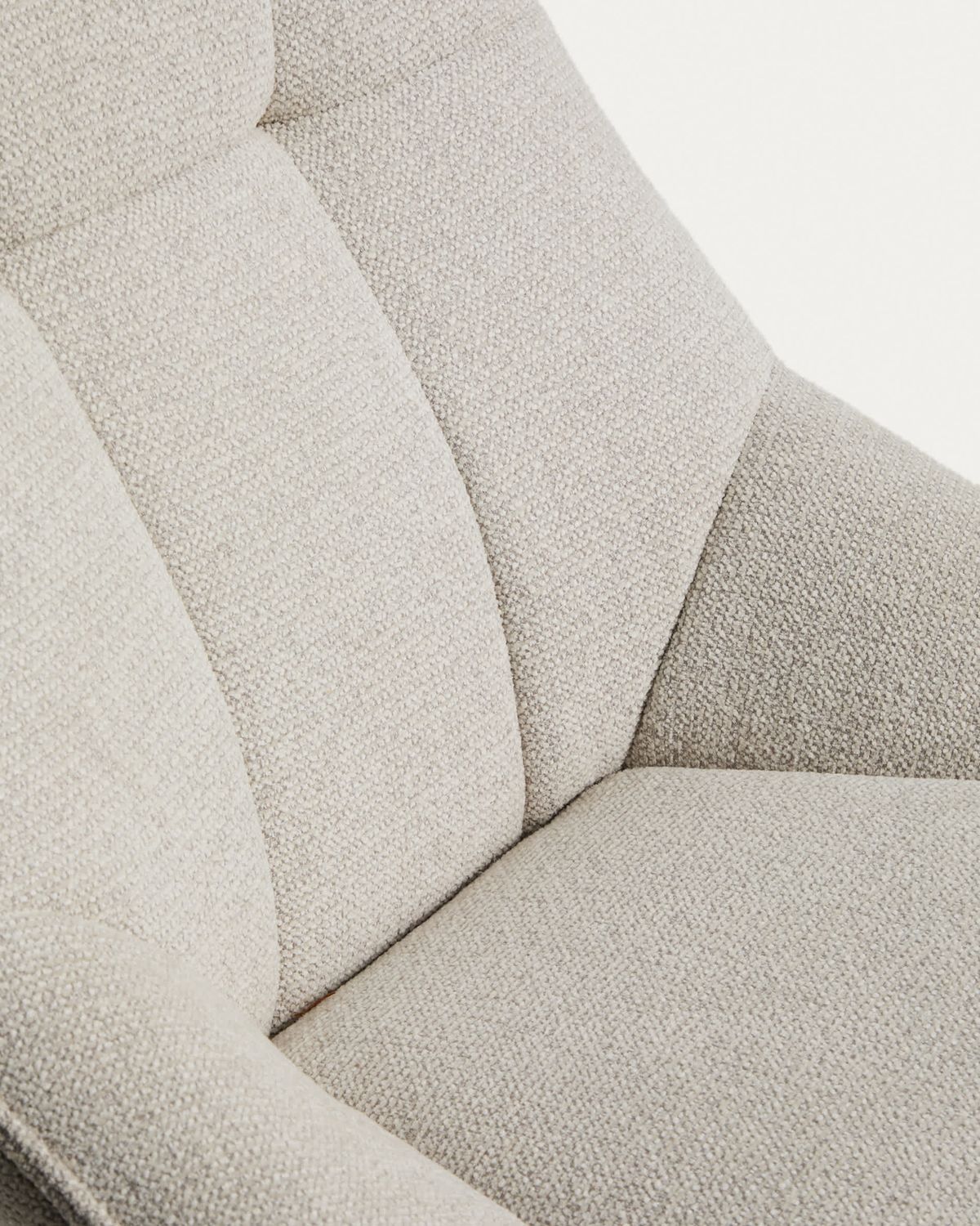 Butaca giratoria Dirala de chenilla beige y acero con acabado negro FSC 100%