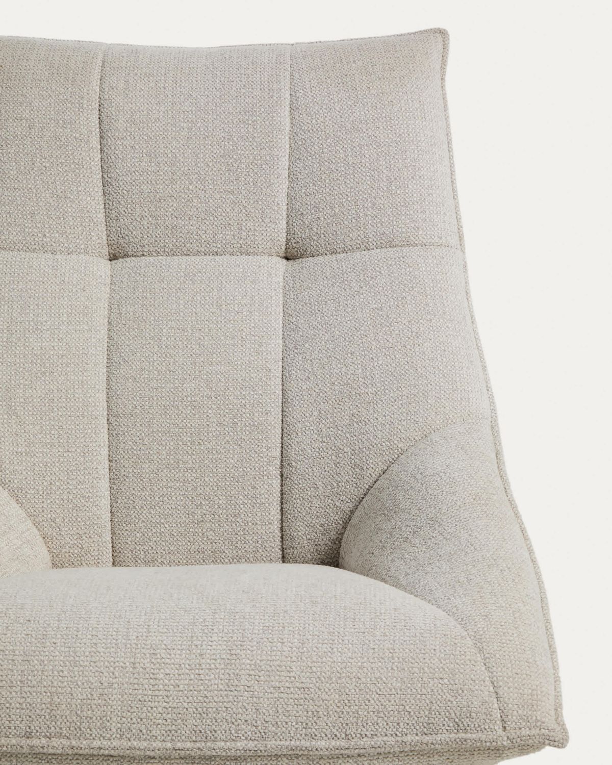 Butaca giratoria Dirala de chenilla beige y acero con acabado negro FSC 100%