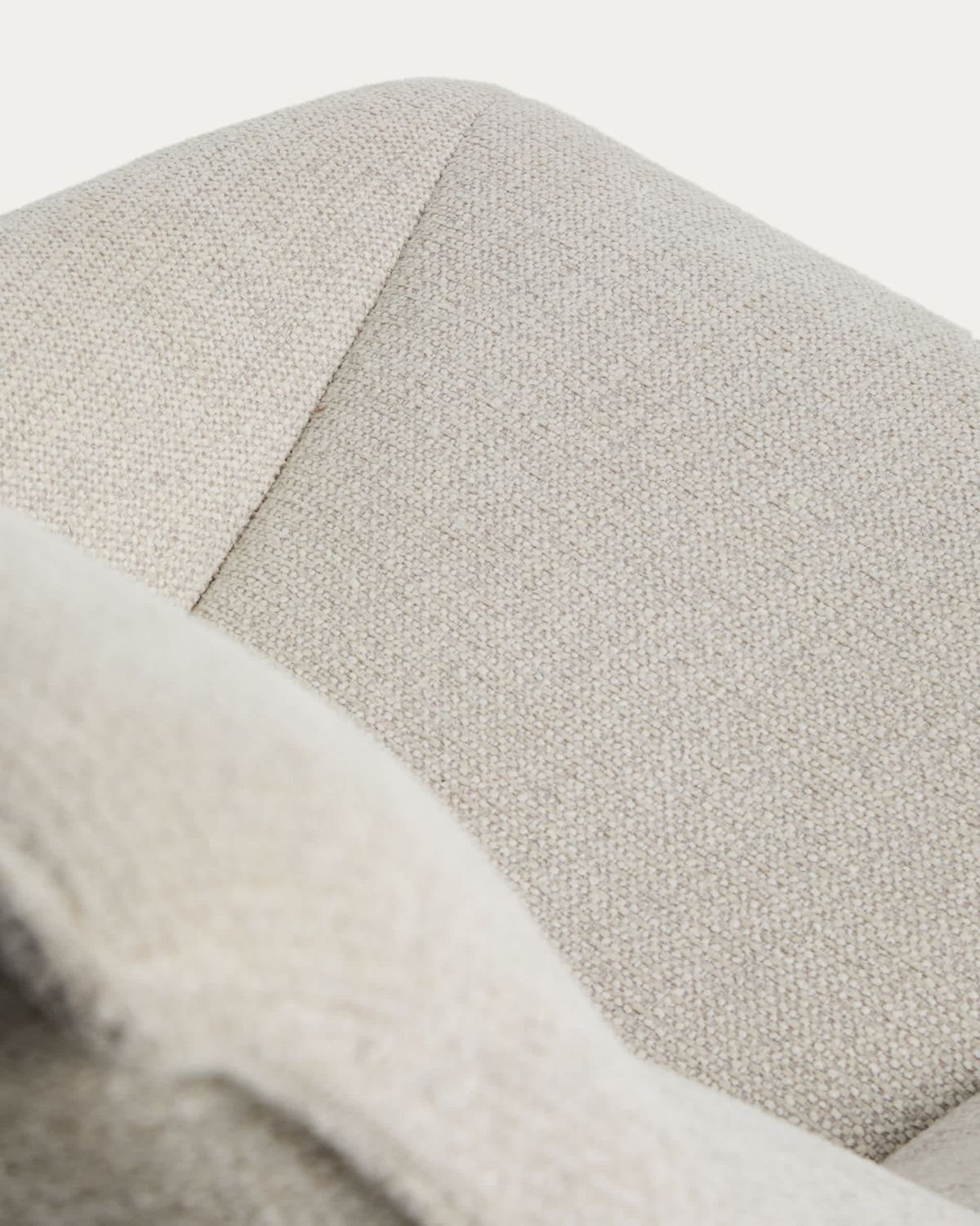 Butaca giratoria Dirala de chenilla beige y acero con acabado negro FSC 100%