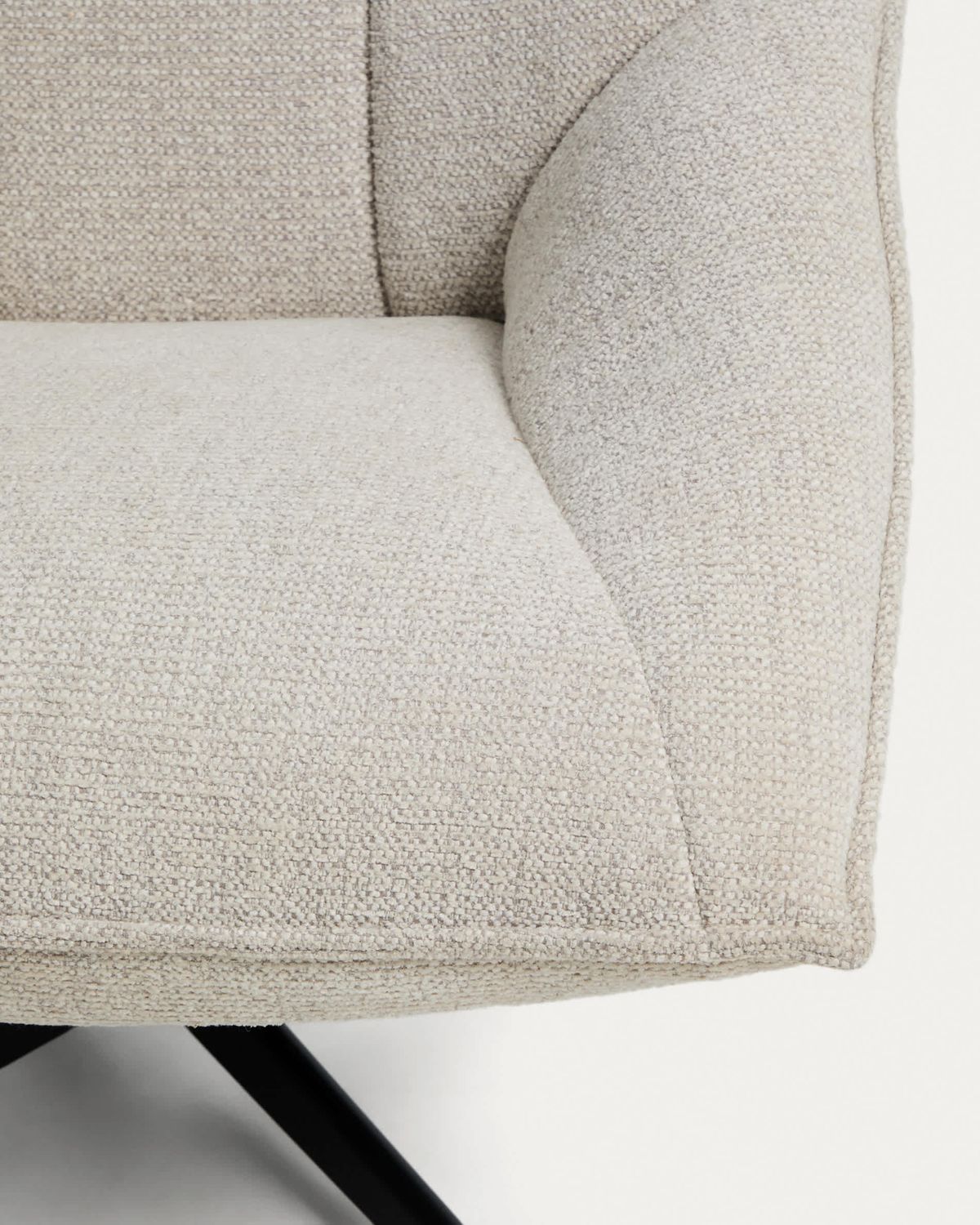 Butaca giratoria Dirala de chenilla beige y acero con acabado negro FSC 100%
