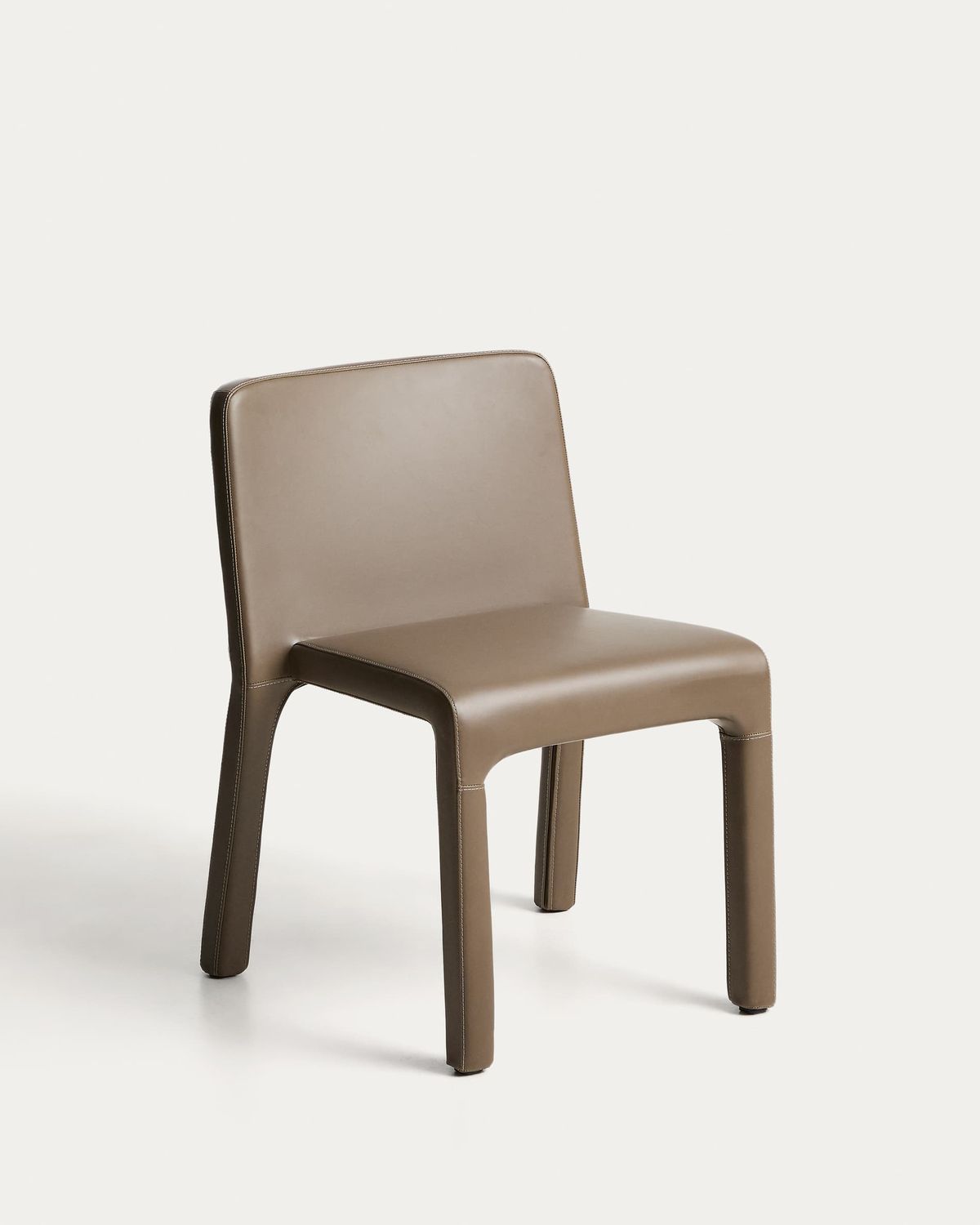 Silla apilable Loria de poliuretano marrón FSC 100%
