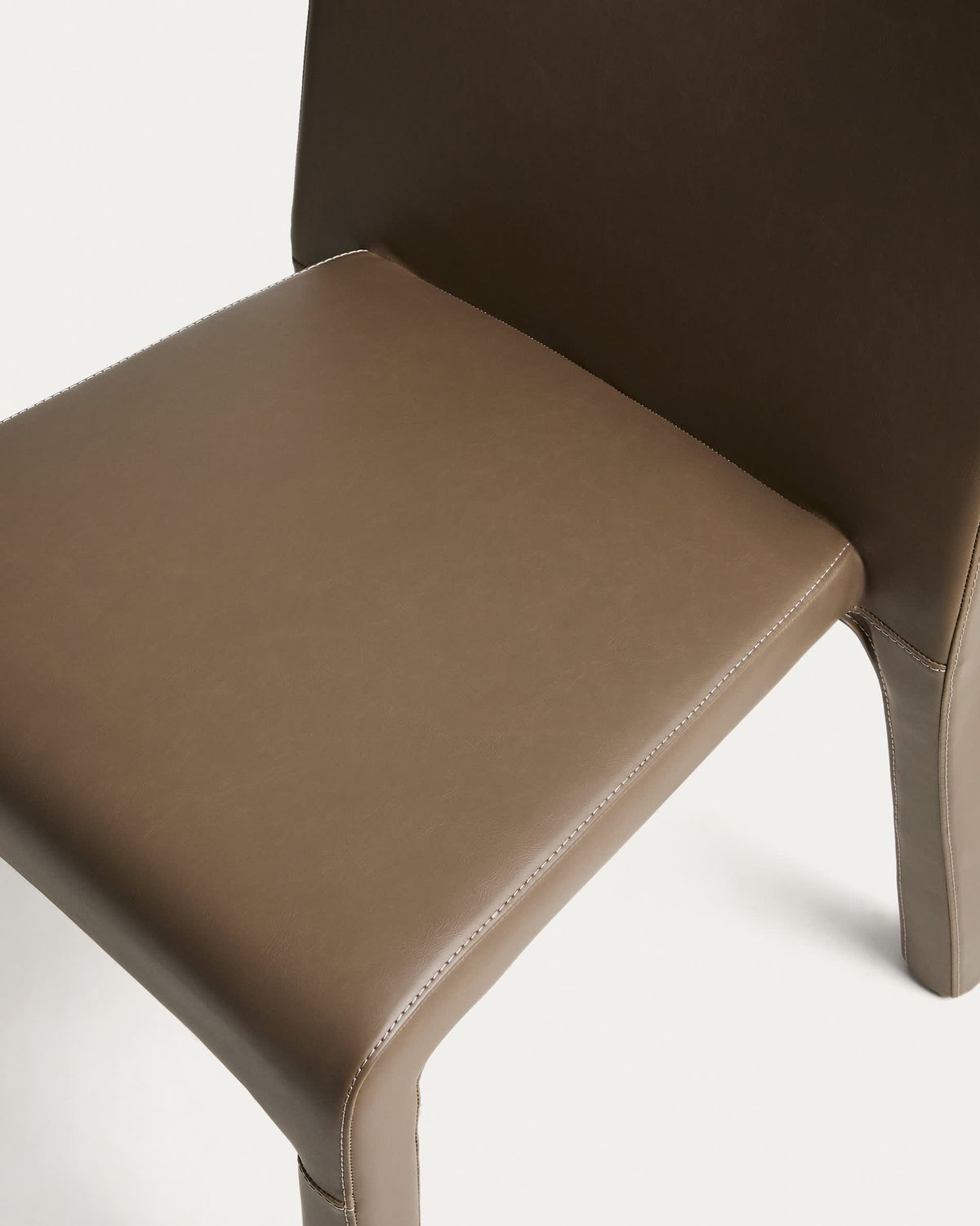 Silla apilable Loria de poliuretano marrón FSC 100%