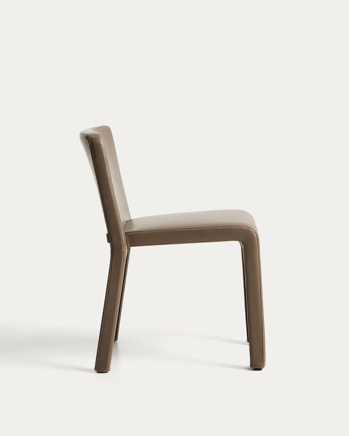 Silla apilable Loria de poliuretano marrón FSC 100%