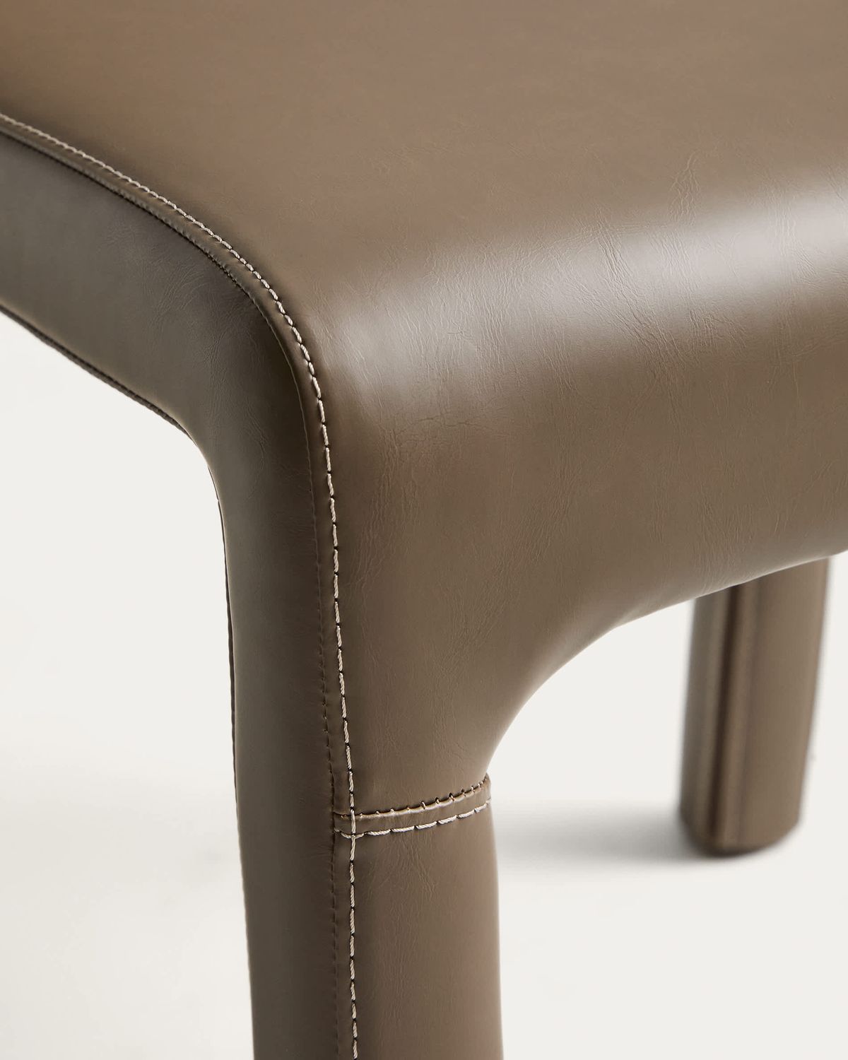 Silla apilable Loria de poliuretano marrón FSC 100%