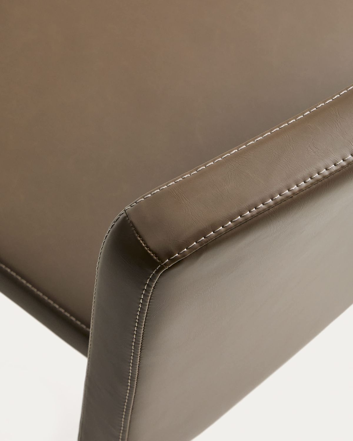 Silla apilable Loria de poliuretano marrón FSC 100%