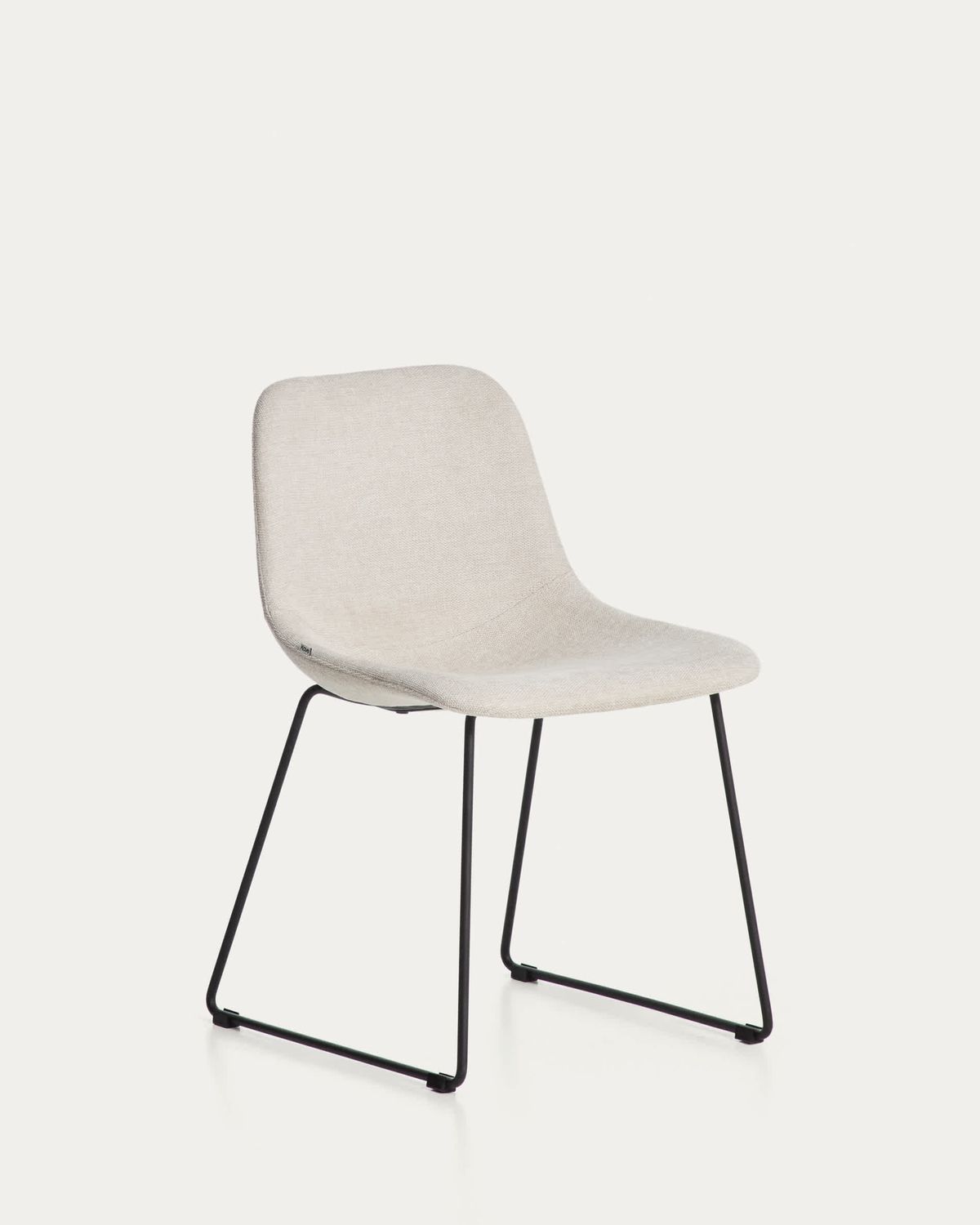 Silla Zahara de chenilla beige y patas de acero con acabado negro FSC 100%
