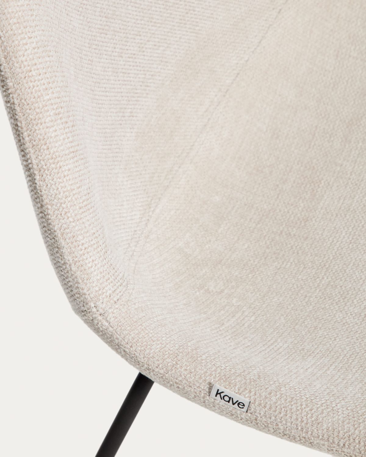 Silla Zahara de chenilla beige y patas de acero con acabado negro FSC 100%