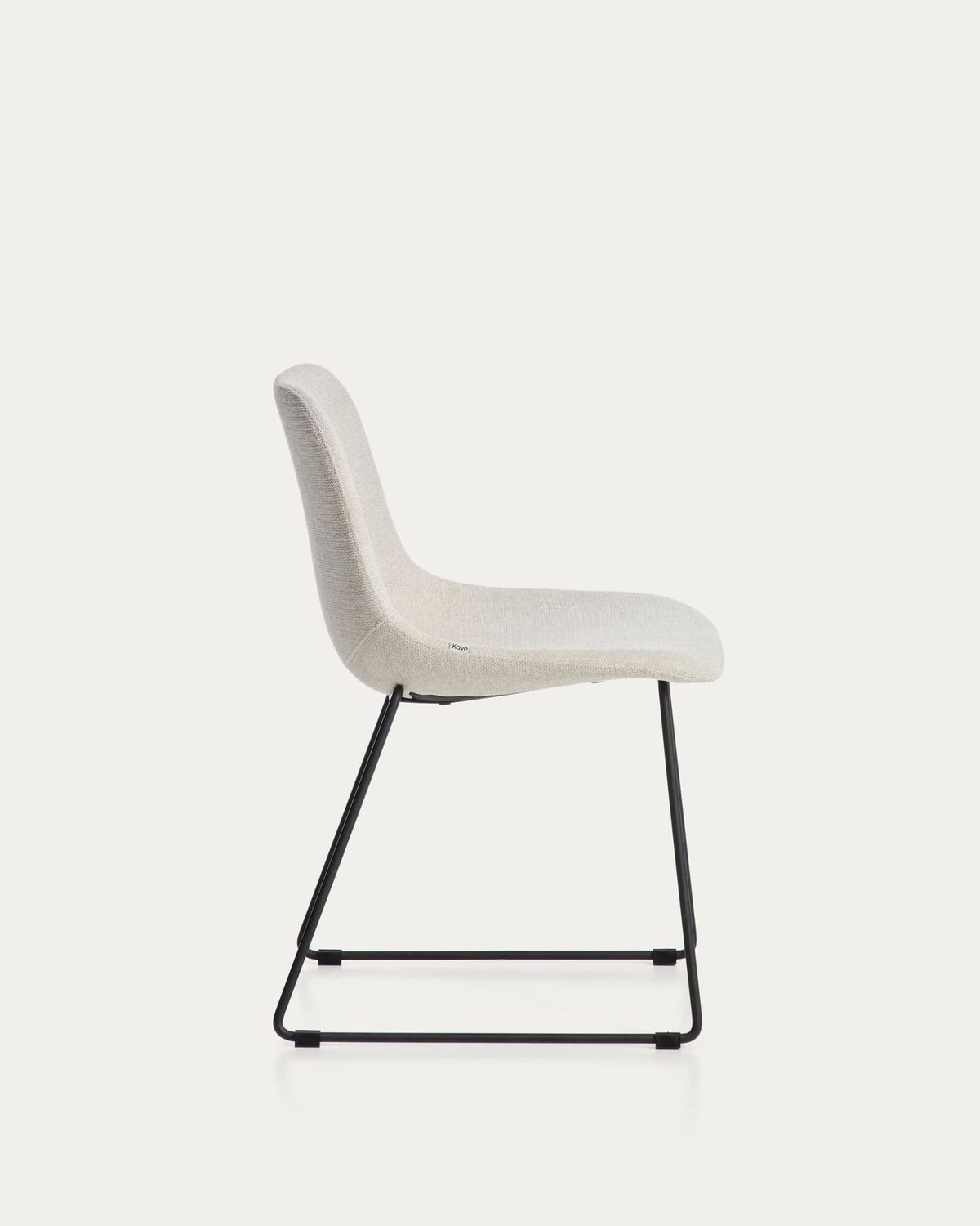 Silla Zahara de chenilla beige y patas de acero con acabado negro FSC 100%